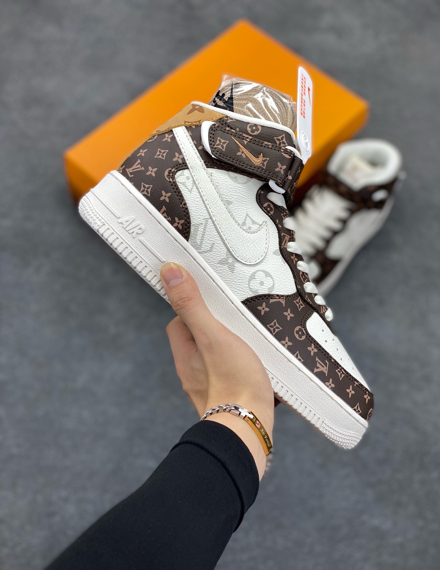 福利特价 NIke Air Force 1 \’07 Low “LV联名–米白棕印花”空军一号 中帮 运动鞋 休闲鞋 折边针车 工艺难度大 原楦头原纸板 原装鞋盒 定制五金配件 内置全掌气垫 原厂鞋底 货号:DV0688-100 尺码:36 36.5 37.5 38 38.5 39 40 40.5 41 42 42.5 43 44 44.5 45-选品中心