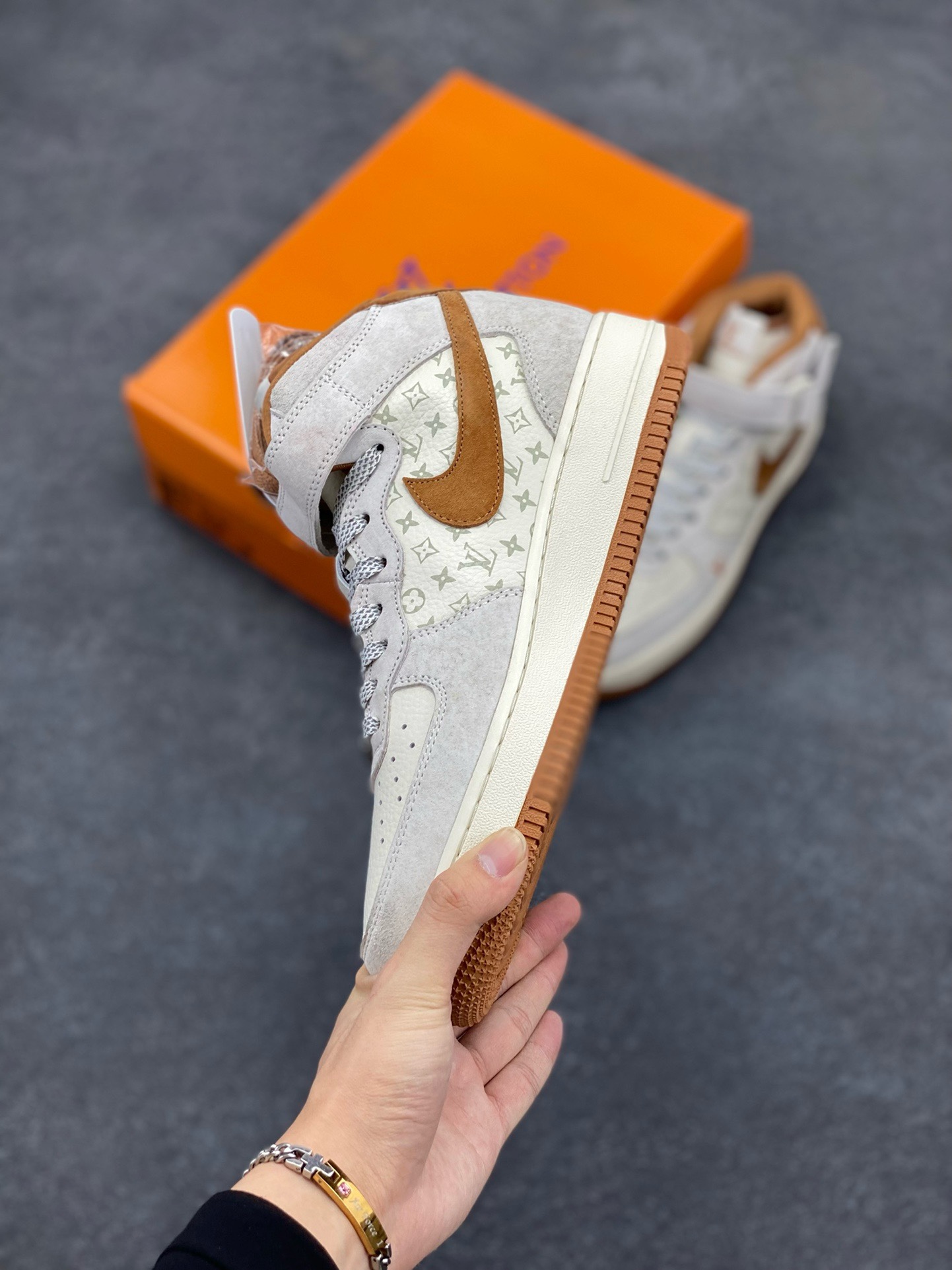 图片[3]-福利特价 NIke Air Force 1 \’07 Low “LV联名–米灰棕印花”空军一号 中帮 运动鞋 休闲鞋 折边针车 工艺难度大 原楦头原纸板 原装鞋盒 定制五金配件 内置全掌气垫 原厂鞋底 货号：DQ7688-400 尺码：36 36.5 37.5 38 38.5 39 40 40.5 41 42 42.5 43 44 44.5 45-选品中心