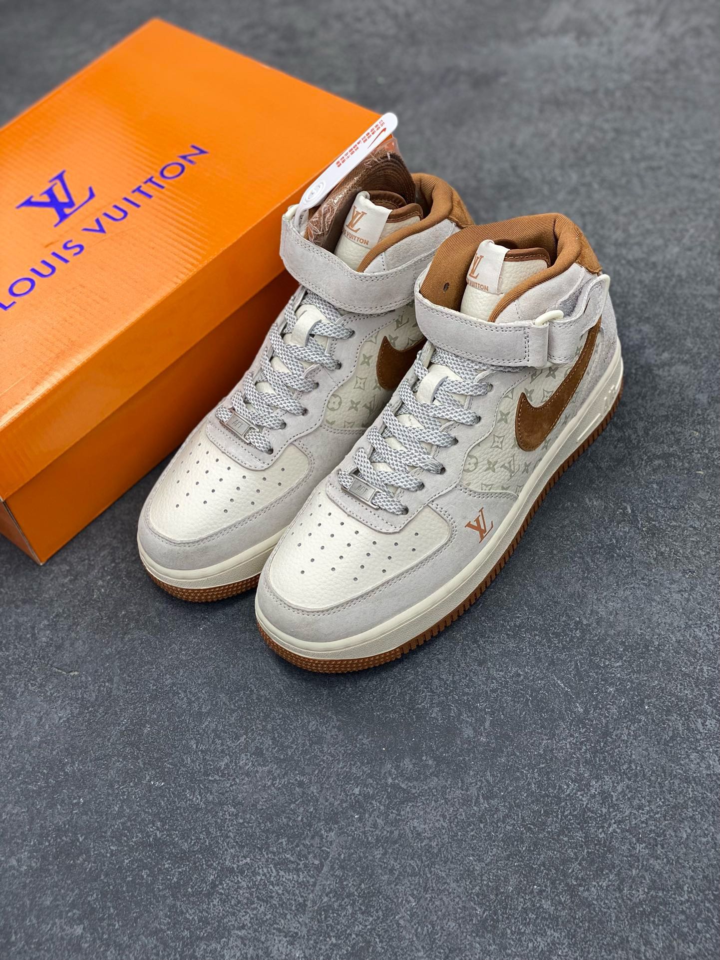 图片[8]-福利特价 NIke Air Force 1 \’07 Low “LV联名–米灰棕印花”空军一号 中帮 运动鞋 休闲鞋 折边针车 工艺难度大 原楦头原纸板 原装鞋盒 定制五金配件 内置全掌气垫 原厂鞋底 货号：DQ7688-400 尺码：36 36.5 37.5 38 38.5 39 40 40.5 41 42 42.5 43 44 44.5 45-选品中心