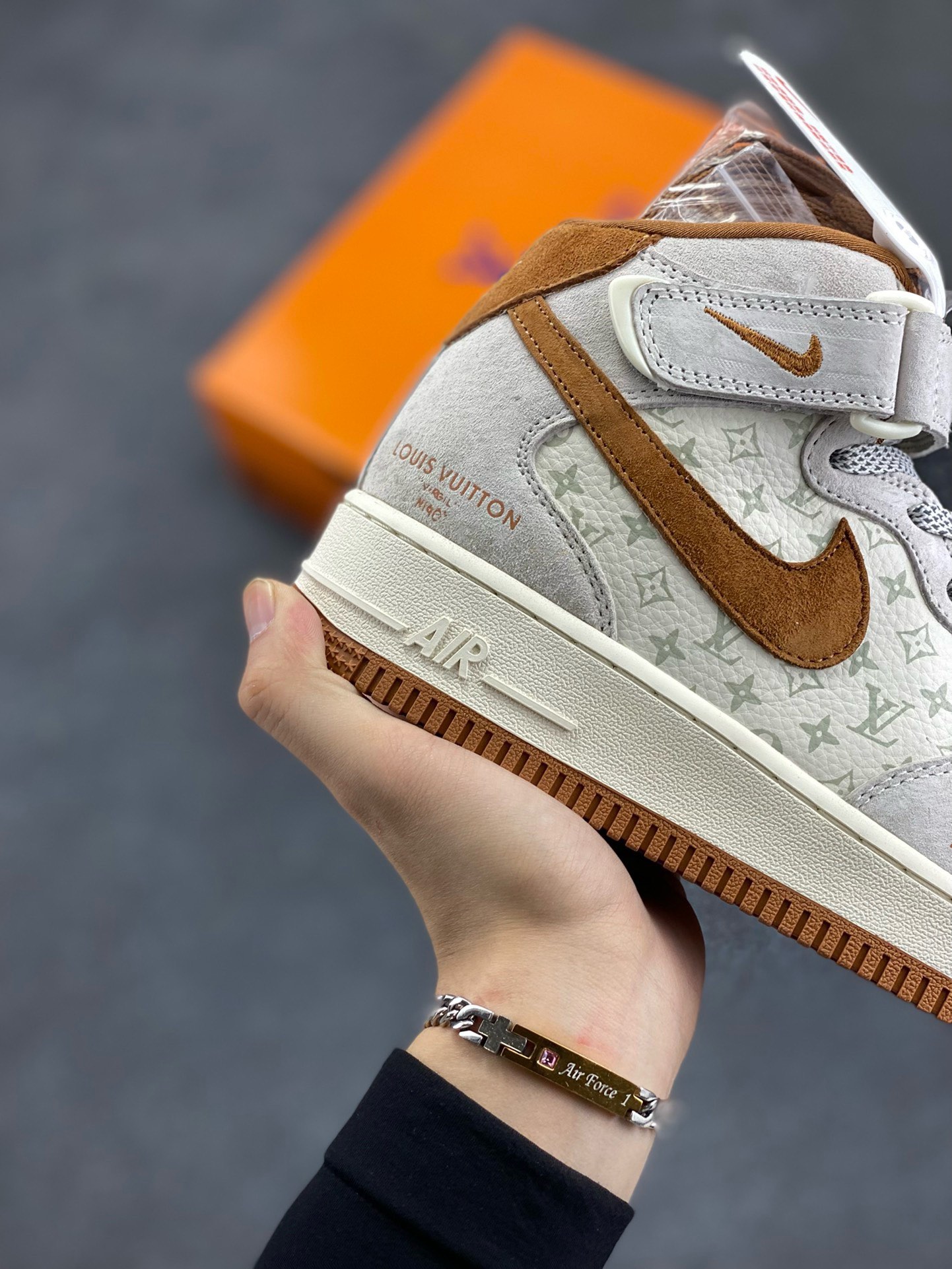 图片[6]-福利特价 NIke Air Force 1 \’07 Low “LV联名–米灰棕印花”空军一号 中帮 运动鞋 休闲鞋 折边针车 工艺难度大 原楦头原纸板 原装鞋盒 定制五金配件 内置全掌气垫 原厂鞋底 货号：DQ7688-400 尺码：36 36.5 37.5 38 38.5 39 40 40.5 41 42 42.5 43 44 44.5 45-选品中心