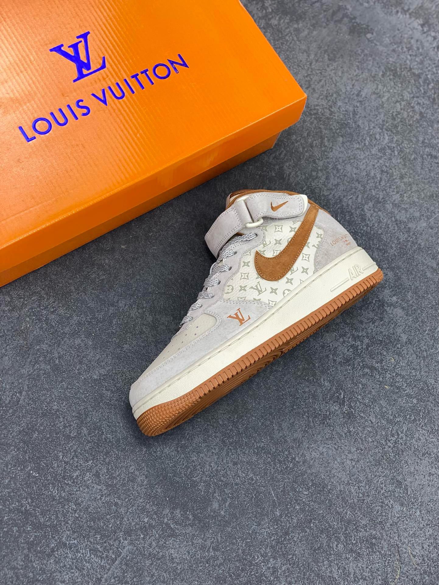 图片[7]-福利特价 NIke Air Force 1 \’07 Low “LV联名–米灰棕印花”空军一号 中帮 运动鞋 休闲鞋 折边针车 工艺难度大 原楦头原纸板 原装鞋盒 定制五金配件 内置全掌气垫 原厂鞋底 货号：DQ7688-400 尺码：36 36.5 37.5 38 38.5 39 40 40.5 41 42 42.5 43 44 44.5 45-选品中心