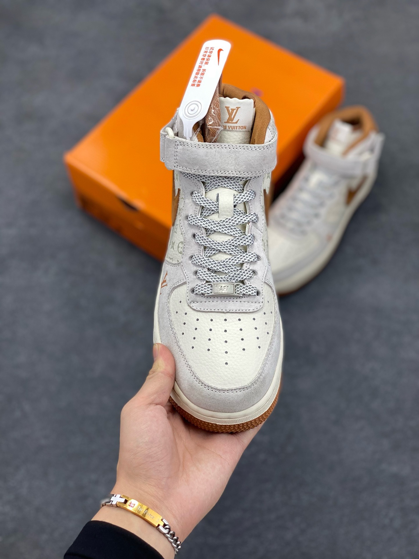 图片[2]-福利特价 NIke Air Force 1 \’07 Low “LV联名–米灰棕印花”空军一号 中帮 运动鞋 休闲鞋 折边针车 工艺难度大 原楦头原纸板 原装鞋盒 定制五金配件 内置全掌气垫 原厂鞋底 货号：DQ7688-400 尺码：36 36.5 37.5 38 38.5 39 40 40.5 41 42 42.5 43 44 44.5 45-选品中心