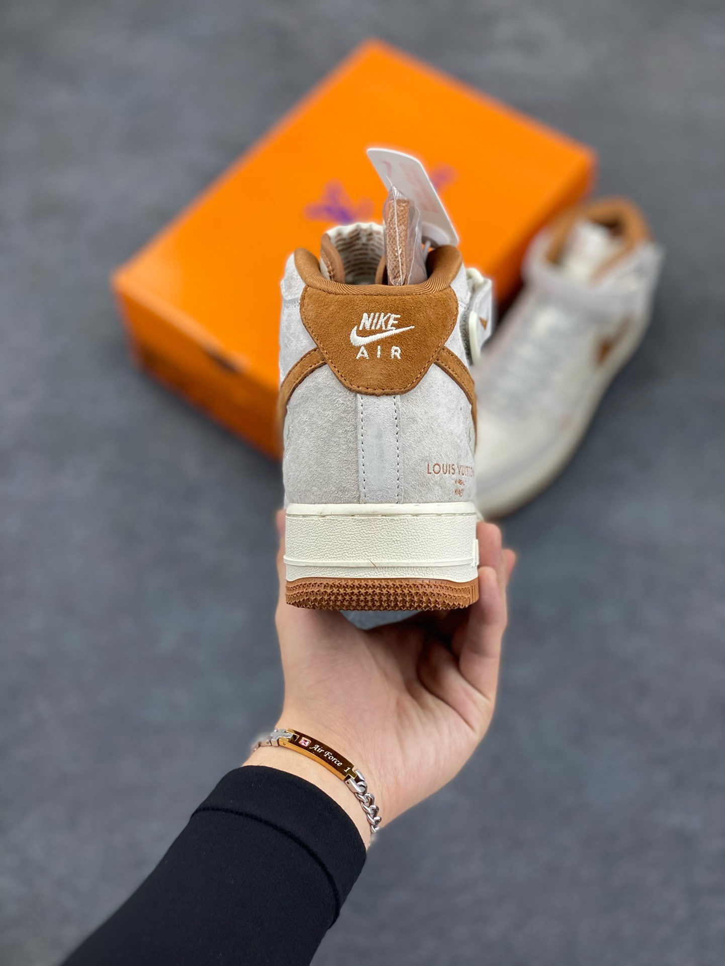 图片[4]-福利特价 NIke Air Force 1 \’07 Low “LV联名–米灰棕印花”空军一号 中帮 运动鞋 休闲鞋 折边针车 工艺难度大 原楦头原纸板 原装鞋盒 定制五金配件 内置全掌气垫 原厂鞋底 货号：DQ7688-400 尺码：36 36.5 37.5 38 38.5 39 40 40.5 41 42 42.5 43 44 44.5 45-选品中心