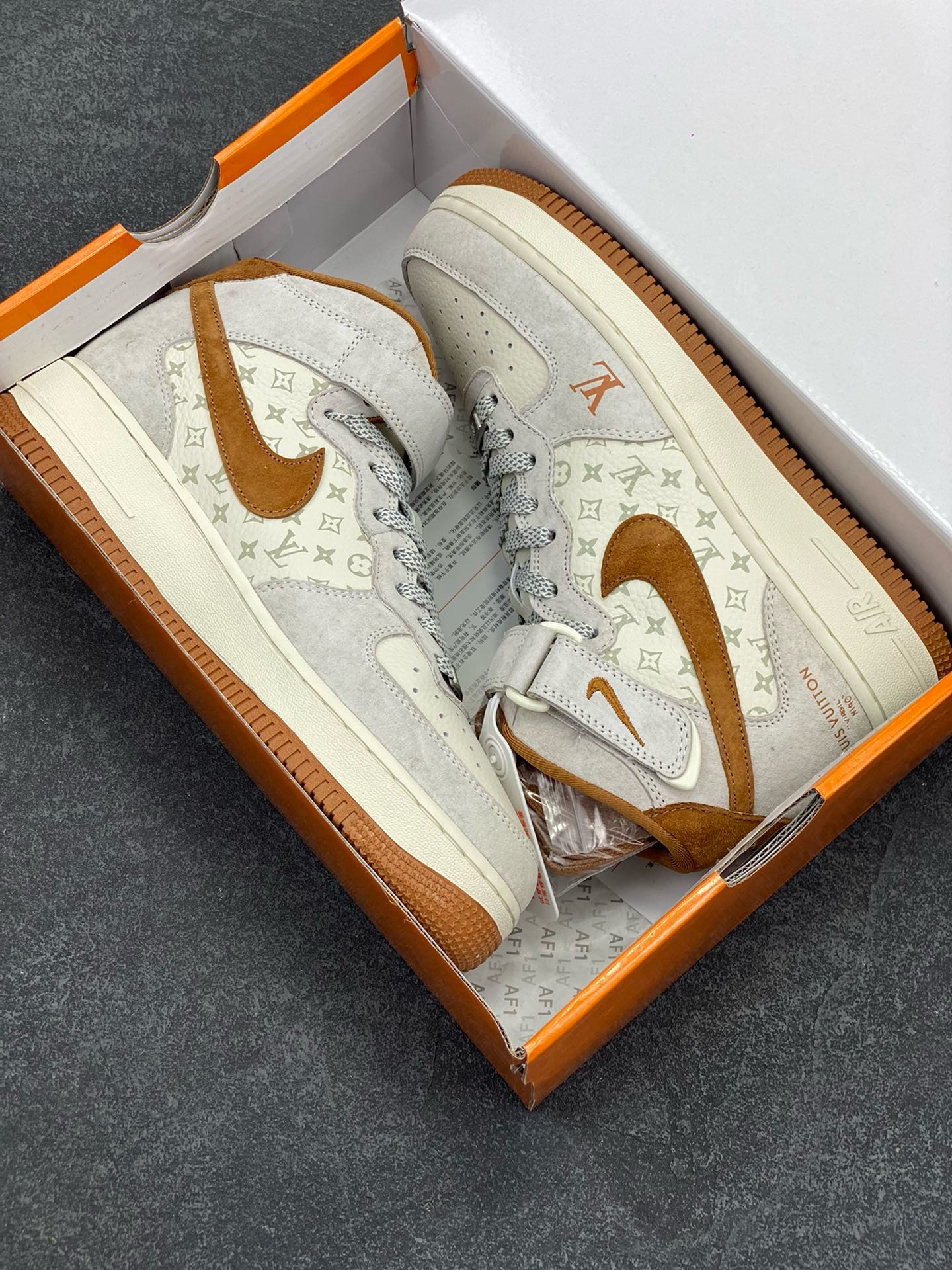 图片[9]-福利特价 NIke Air Force 1 \’07 Low “LV联名–米灰棕印花”空军一号 中帮 运动鞋 休闲鞋 折边针车 工艺难度大 原楦头原纸板 原装鞋盒 定制五金配件 内置全掌气垫 原厂鞋底 货号：DQ7688-400 尺码：36 36.5 37.5 38 38.5 39 40 40.5 41 42 42.5 43 44 44.5 45-选品中心