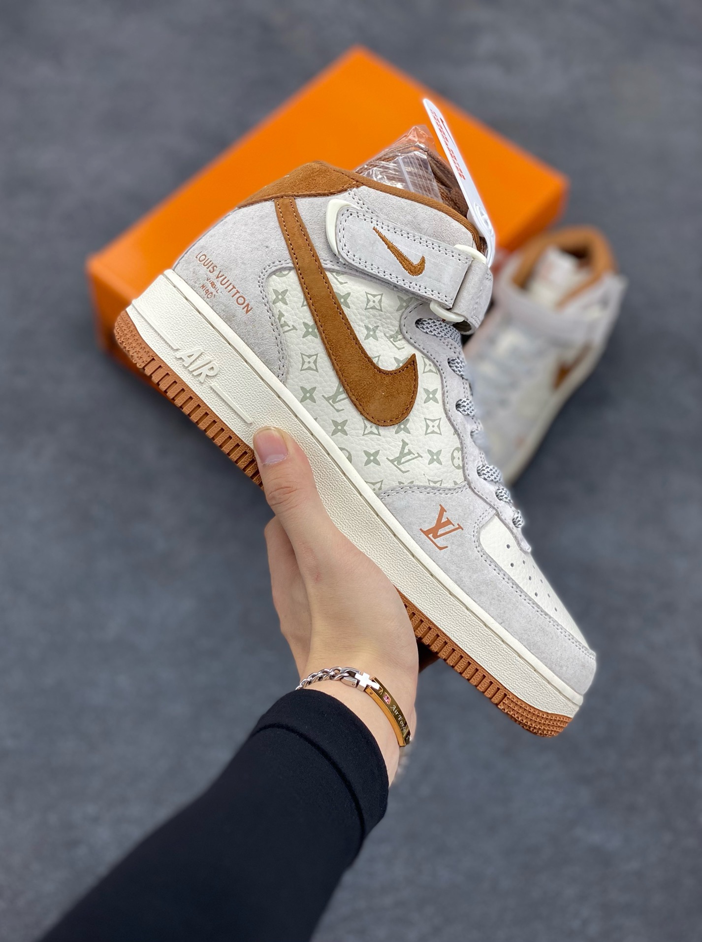 福利特价 NIke Air Force 1 \'07 Low “LV联名--米灰棕印花”空军一号 中帮 运动鞋 休闲鞋 折边针车 工艺难度大 原楦头原纸板 原装鞋盒 定制五金配件 内置全掌气垫 原厂鞋底 货号：DQ7688-400 尺码：36 36.5 37.5 38 38.5 39 40 40.5 41 42 42.5 43 44 44.5 45-选品中心