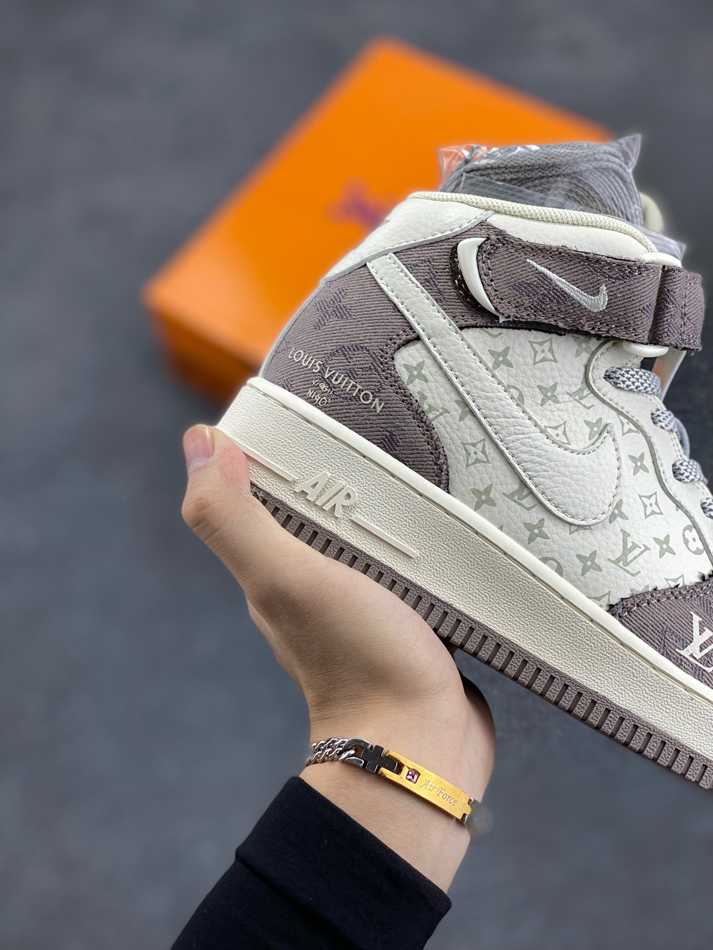 图片[6]-福利特价 NIke Air Force 1 \’07 Low “LV联名–灰牛仔印花”空军一号 中帮 运动鞋 休闲鞋 折边针车 工艺难度大 原楦头原纸板 原装鞋盒 定制五金配件 内置全掌气垫 原厂鞋底 货号：DQ7688-300 尺码：36 36.5 37.5 38 38.5 39 40 40.5 41 42 42.5 43 44 44.5 45-选品中心