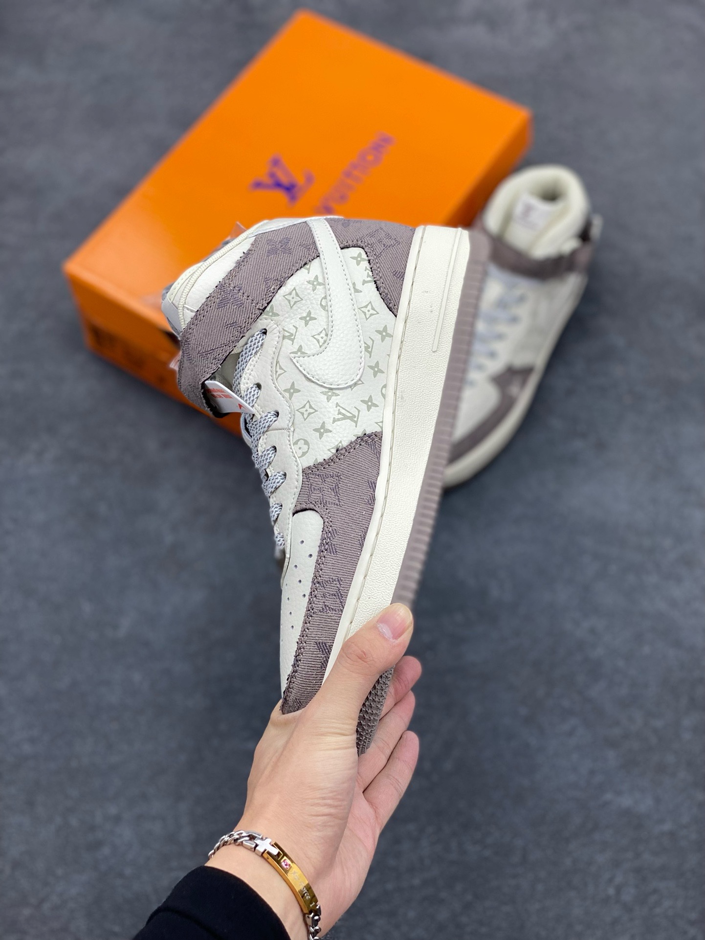 图片[3]-福利特价 NIke Air Force 1 \’07 Low “LV联名–灰牛仔印花”空军一号 中帮 运动鞋 休闲鞋 折边针车 工艺难度大 原楦头原纸板 原装鞋盒 定制五金配件 内置全掌气垫 原厂鞋底 货号：DQ7688-300 尺码：36 36.5 37.5 38 38.5 39 40 40.5 41 42 42.5 43 44 44.5 45-选品中心