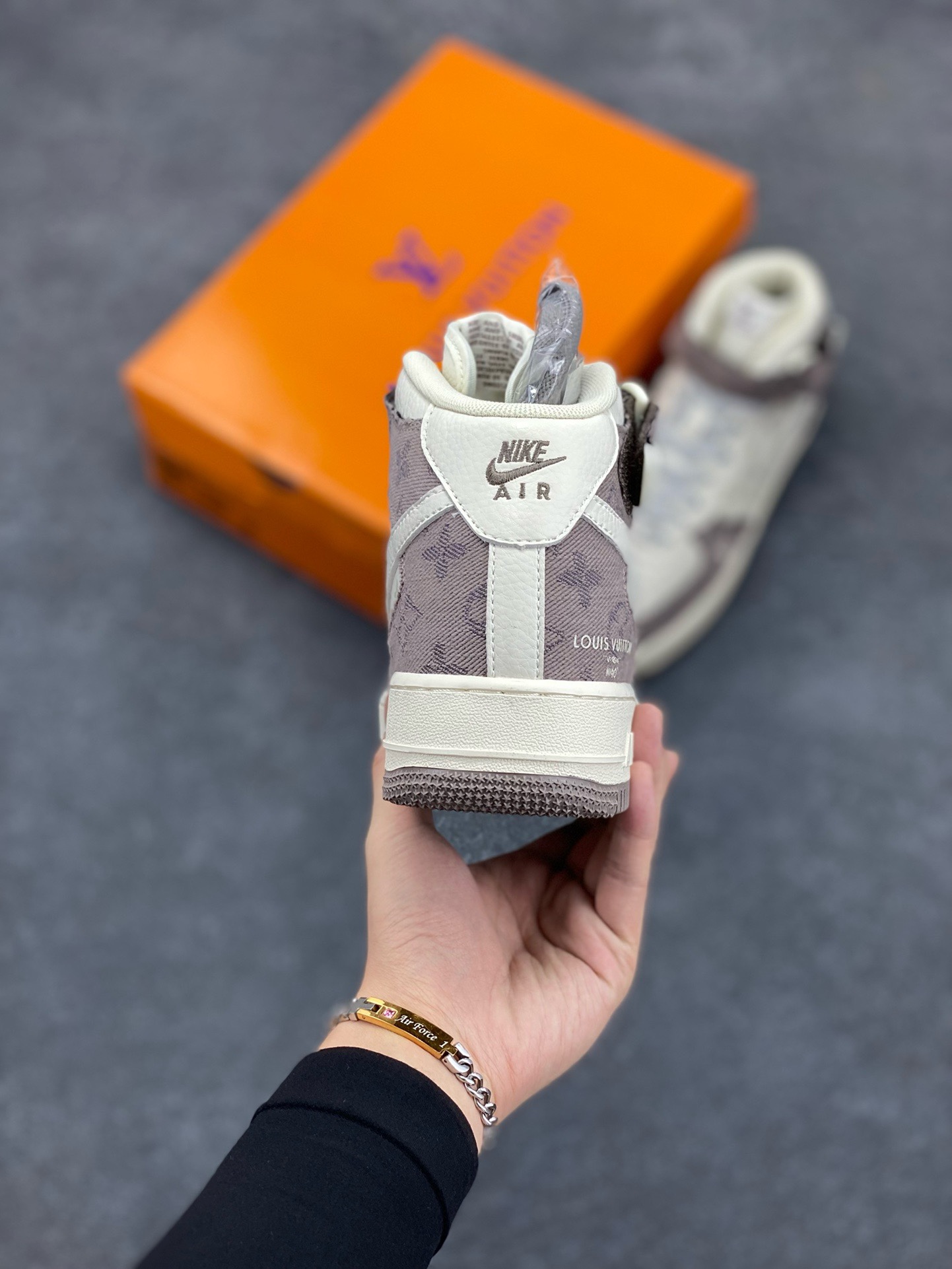 图片[4]-福利特价 NIke Air Force 1 \’07 Low “LV联名–灰牛仔印花”空军一号 中帮 运动鞋 休闲鞋 折边针车 工艺难度大 原楦头原纸板 原装鞋盒 定制五金配件 内置全掌气垫 原厂鞋底 货号：DQ7688-300 尺码：36 36.5 37.5 38 38.5 39 40 40.5 41 42 42.5 43 44 44.5 45-选品中心