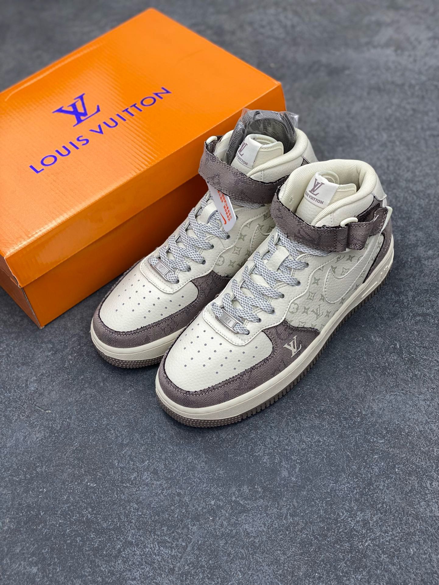 图片[8]-福利特价 NIke Air Force 1 \’07 Low “LV联名–灰牛仔印花”空军一号 中帮 运动鞋 休闲鞋 折边针车 工艺难度大 原楦头原纸板 原装鞋盒 定制五金配件 内置全掌气垫 原厂鞋底 货号：DQ7688-300 尺码：36 36.5 37.5 38 38.5 39 40 40.5 41 42 42.5 43 44 44.5 45-选品中心