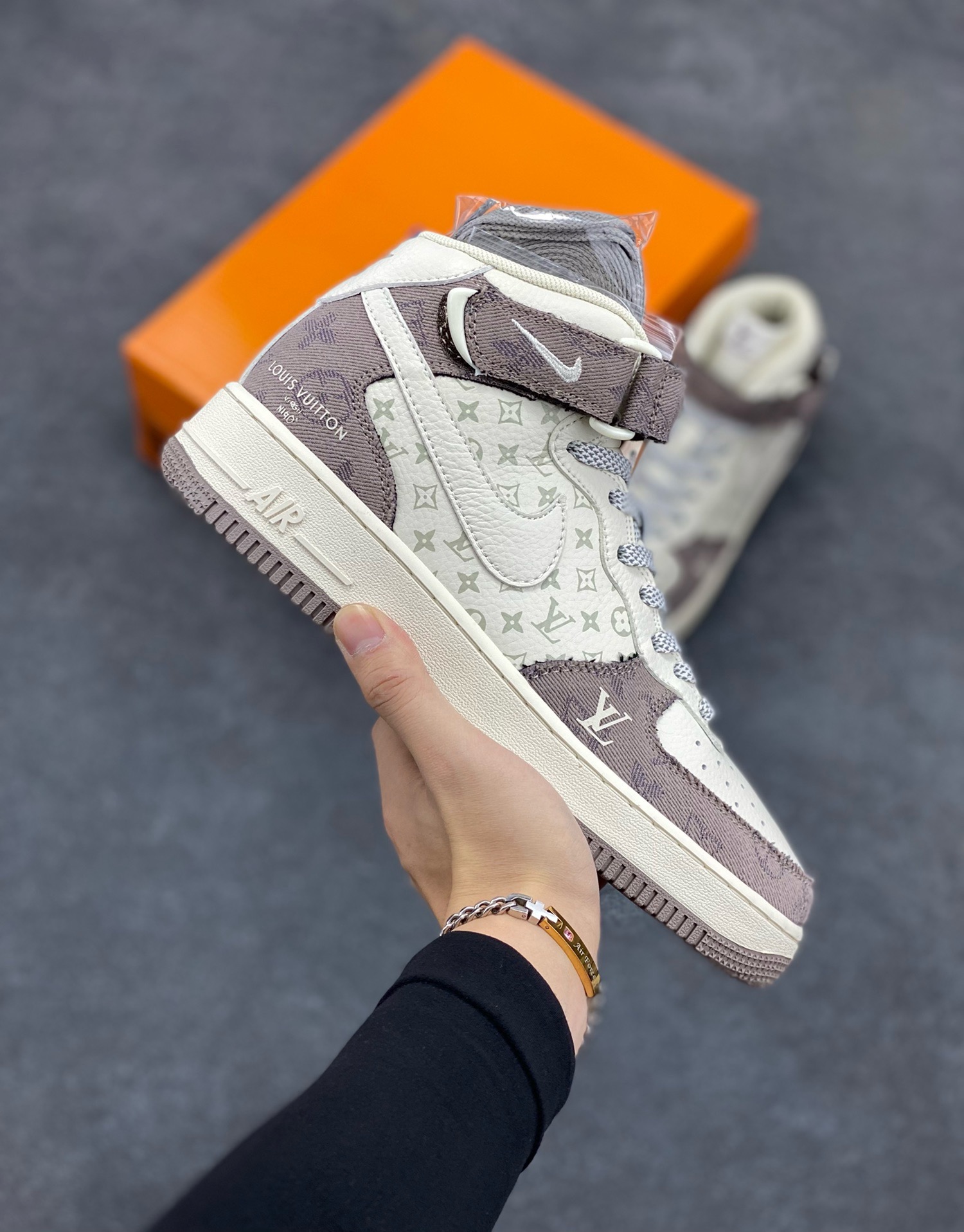 福利特价 NIke Air Force 1 \’07 Low “LV联名–灰牛仔印花”空军一号 中帮 运动鞋 休闲鞋 折边针车 工艺难度大 原楦头原纸板 原装鞋盒 定制五金配件 内置全掌气垫 原厂鞋底 货号:DQ7688-300 尺码:36 36.5 37.5 38 38.5 39 40 40.5 41 42 42.5 43 44 44.5 45-选品中心