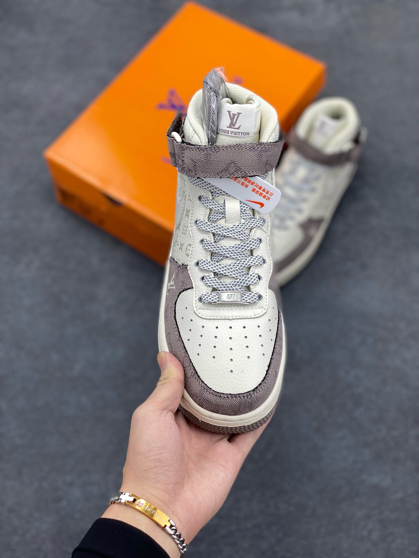 图片[2]-福利特价 NIke Air Force 1 \’07 Low “LV联名–灰牛仔印花”空军一号 中帮 运动鞋 休闲鞋 折边针车 工艺难度大 原楦头原纸板 原装鞋盒 定制五金配件 内置全掌气垫 原厂鞋底 货号：DQ7688-300 尺码：36 36.5 37.5 38 38.5 39 40 40.5 41 42 42.5 43 44 44.5 45-选品中心