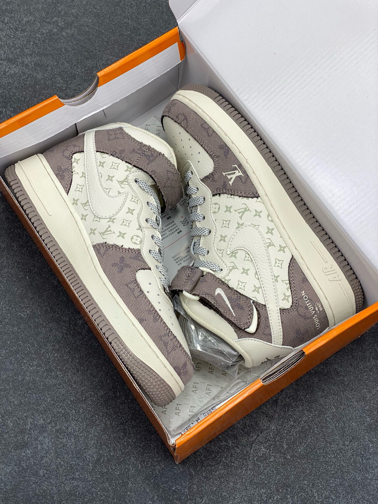 图片[9]-福利特价 NIke Air Force 1 \’07 Low “LV联名–灰牛仔印花”空军一号 中帮 运动鞋 休闲鞋 折边针车 工艺难度大 原楦头原纸板 原装鞋盒 定制五金配件 内置全掌气垫 原厂鞋底 货号：DQ7688-300 尺码：36 36.5 37.5 38 38.5 39 40 40.5 41 42 42.5 43 44 44.5 45-选品中心