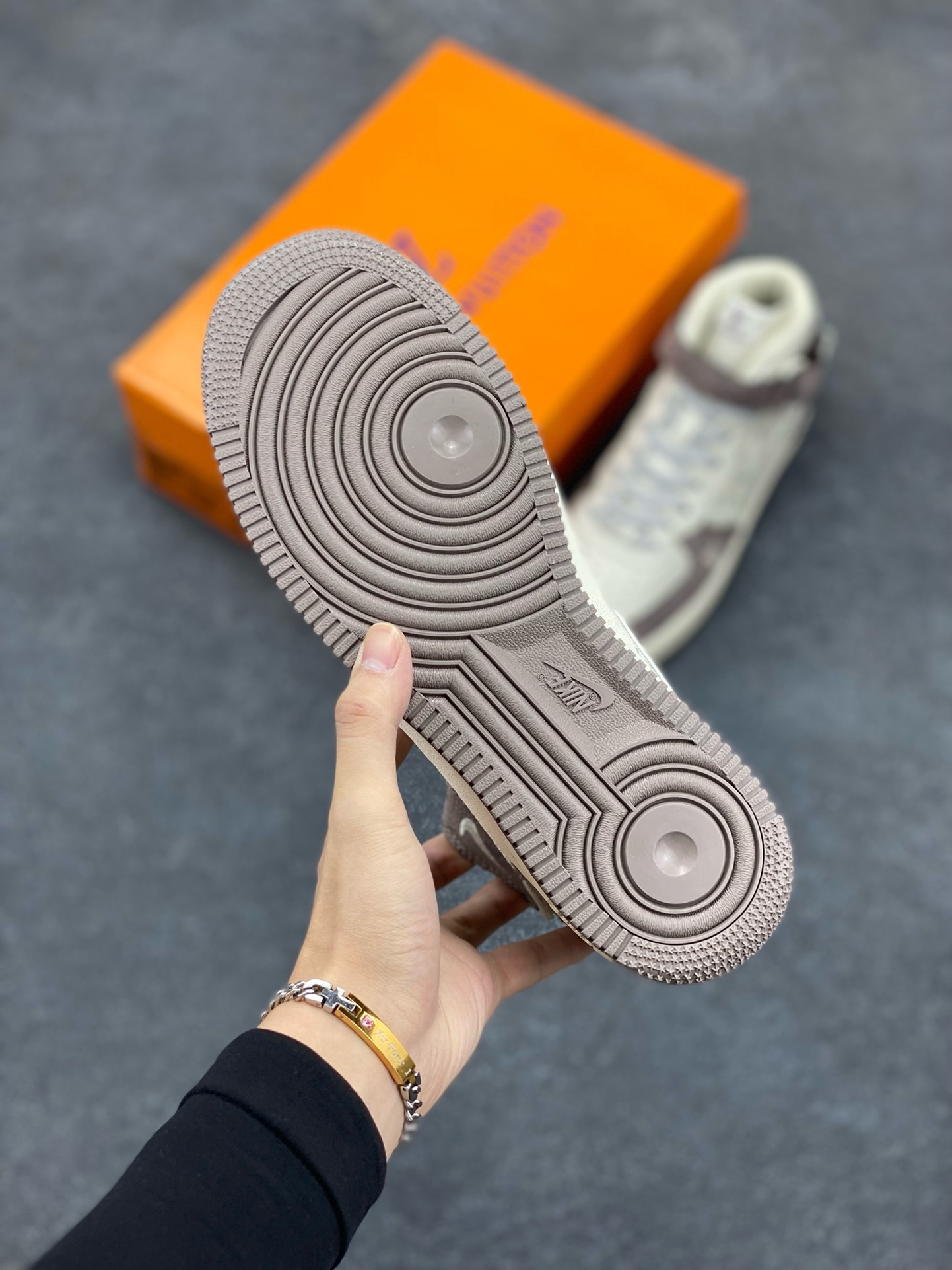 图片[5]-福利特价 NIke Air Force 1 \’07 Low “LV联名–灰牛仔印花”空军一号 中帮 运动鞋 休闲鞋 折边针车 工艺难度大 原楦头原纸板 原装鞋盒 定制五金配件 内置全掌气垫 原厂鞋底 货号：DQ7688-300 尺码：36 36.5 37.5 38 38.5 39 40 40.5 41 42 42.5 43 44 44.5 45-选品中心