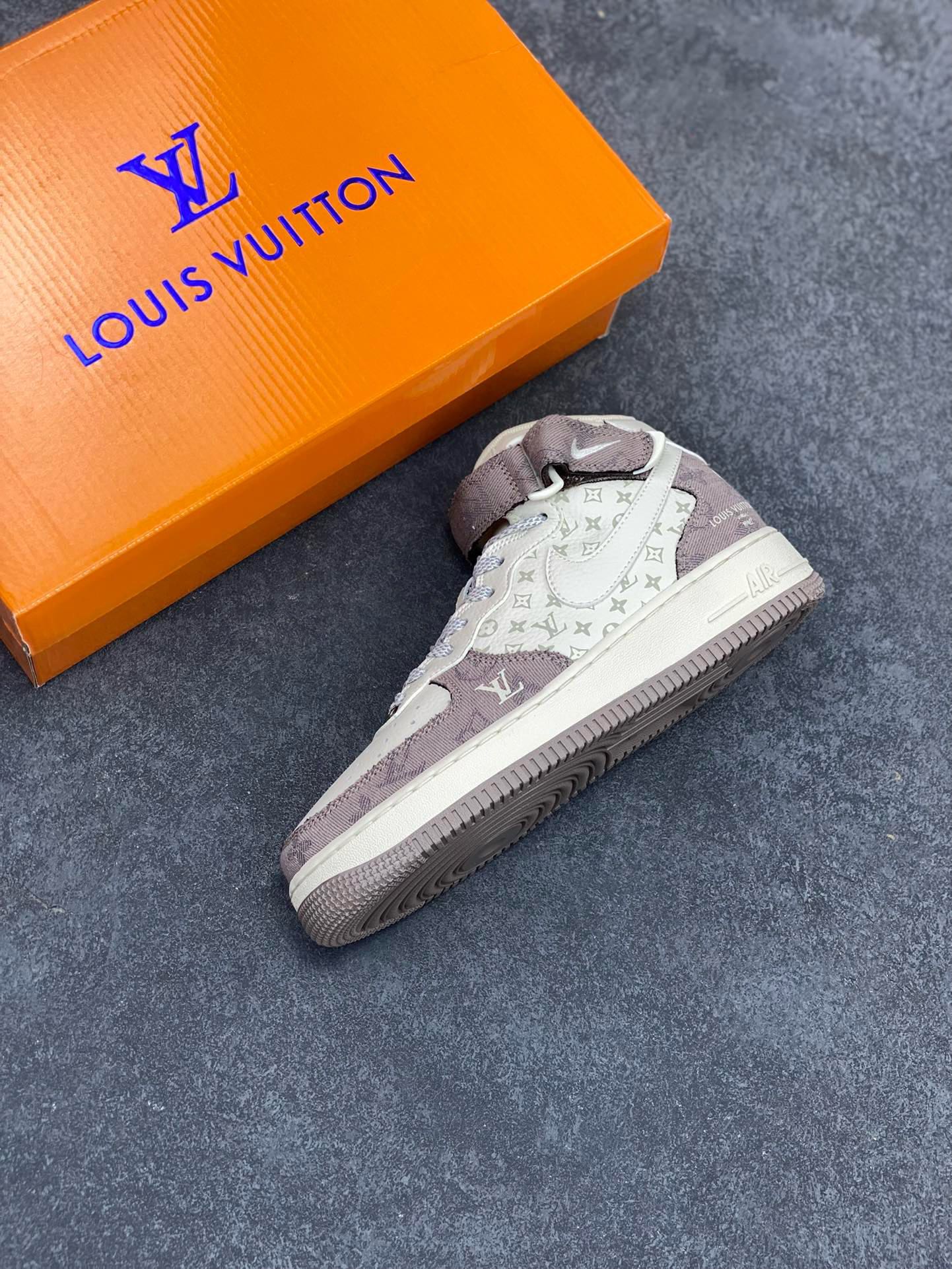 图片[7]-福利特价 NIke Air Force 1 \’07 Low “LV联名–灰牛仔印花”空军一号 中帮 运动鞋 休闲鞋 折边针车 工艺难度大 原楦头原纸板 原装鞋盒 定制五金配件 内置全掌气垫 原厂鞋底 货号：DQ7688-300 尺码：36 36.5 37.5 38 38.5 39 40 40.5 41 42 42.5 43 44 44.5 45-选品中心