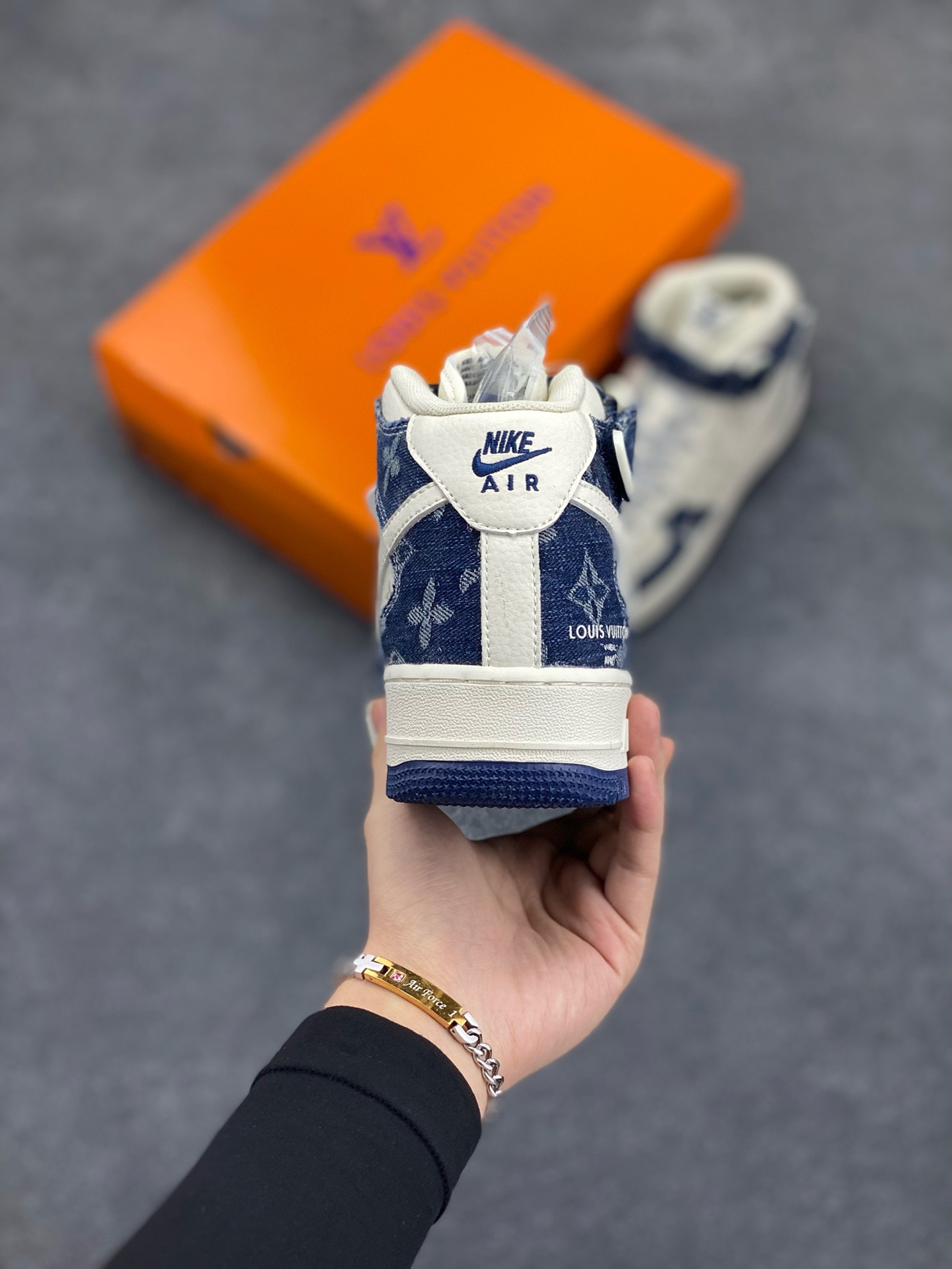 图片[4]-福利特价 NIke Air Force 1 \’07 Low “LV联名–荧光蓝牛仔印花”空军一号 中帮 运动鞋 休闲鞋 折边针车 工艺难度大 原楦头原纸板 原装鞋盒 定制五金配件 内置全掌气垫 原厂鞋底 货号：DQ7688-200 尺码：36 36.5 37.5 38 38.5 39 40 40.5 41 42 42.5 43 44 44.5 45-选品中心