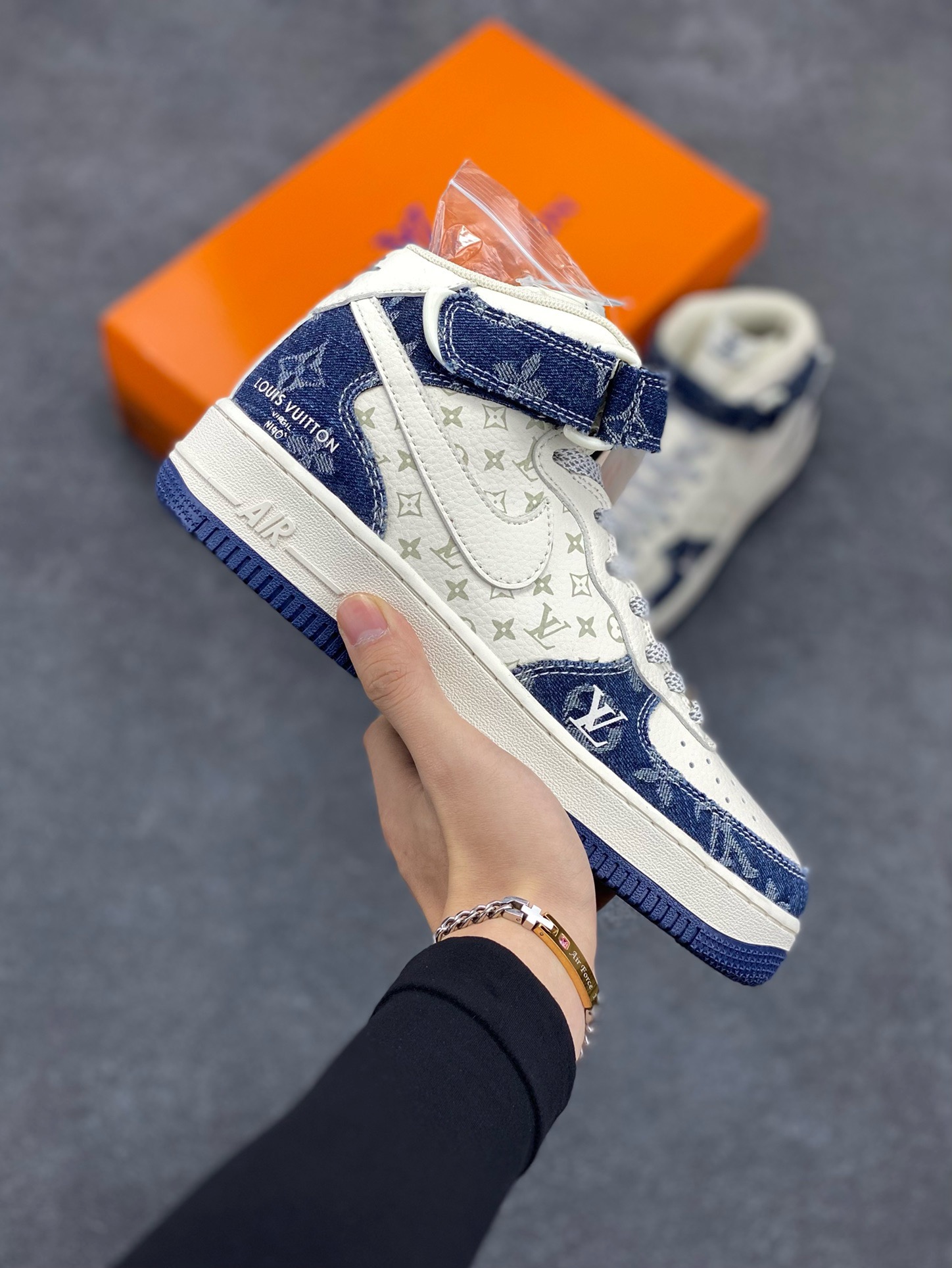 福利特价 NIke Air Force 1 \’07 Low “LV联名–荧光蓝牛仔印花”空军一号 中帮 运动鞋 休闲鞋 折边针车 工艺难度大 原楦头原纸板 原装鞋盒 定制五金配件 内置全掌气垫 原厂鞋底 货号：DQ7688-200 尺码：36 36.5 37.5 38 38.5 39 40 40.5 41 42 42.5 43 44 44.5 45-选品中心