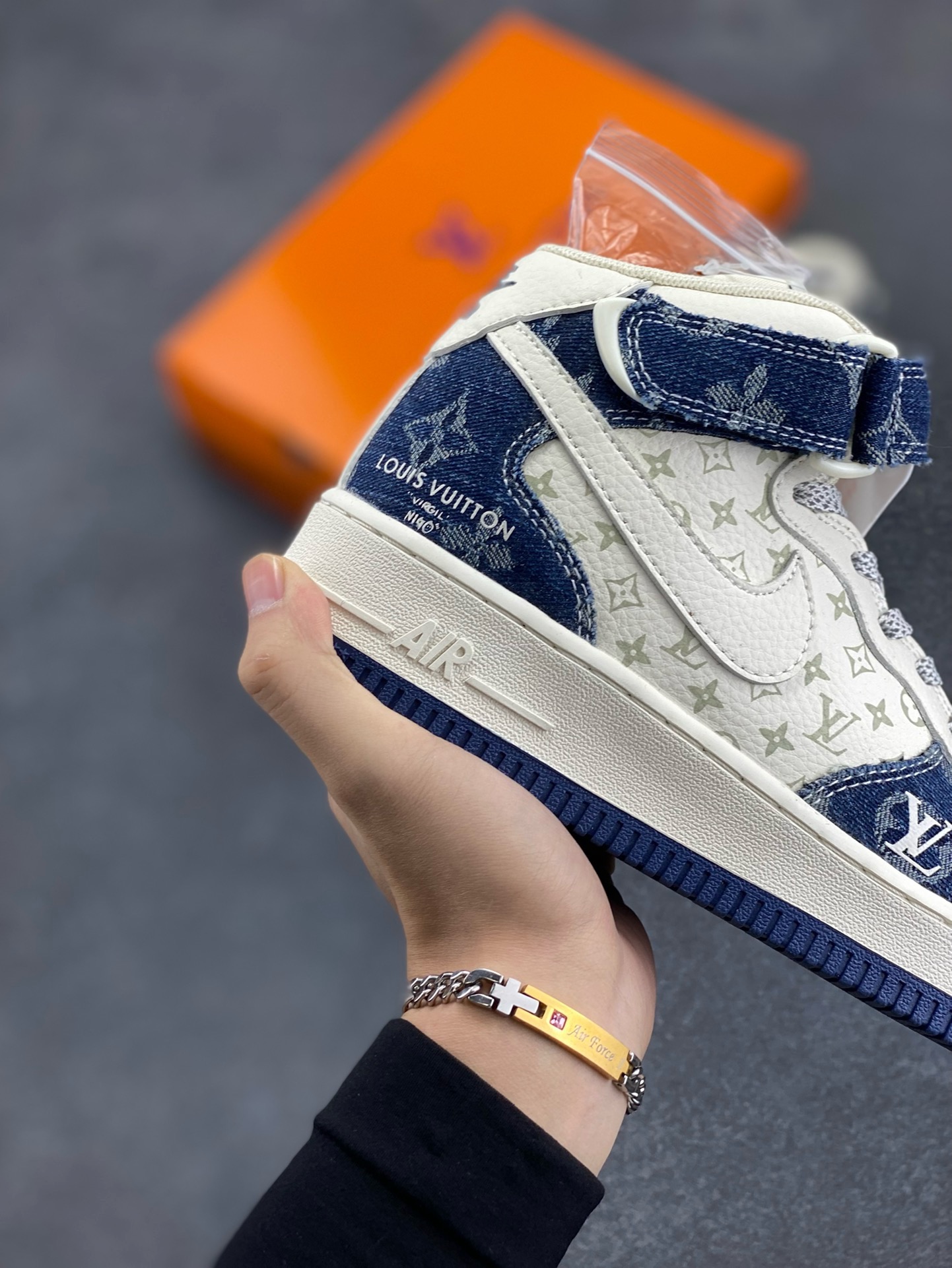 图片[6]-福利特价 NIke Air Force 1 \’07 Low “LV联名–荧光蓝牛仔印花”空军一号 中帮 运动鞋 休闲鞋 折边针车 工艺难度大 原楦头原纸板 原装鞋盒 定制五金配件 内置全掌气垫 原厂鞋底 货号：DQ7688-200 尺码：36 36.5 37.5 38 38.5 39 40 40.5 41 42 42.5 43 44 44.5 45-选品中心