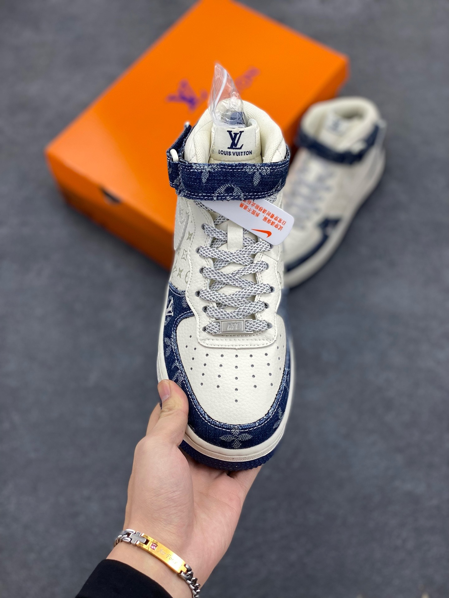 图片[2]-福利特价 NIke Air Force 1 \’07 Low “LV联名–荧光蓝牛仔印花”空军一号 中帮 运动鞋 休闲鞋 折边针车 工艺难度大 原楦头原纸板 原装鞋盒 定制五金配件 内置全掌气垫 原厂鞋底 货号：DQ7688-200 尺码：36 36.5 37.5 38 38.5 39 40 40.5 41 42 42.5 43 44 44.5 45-选品中心