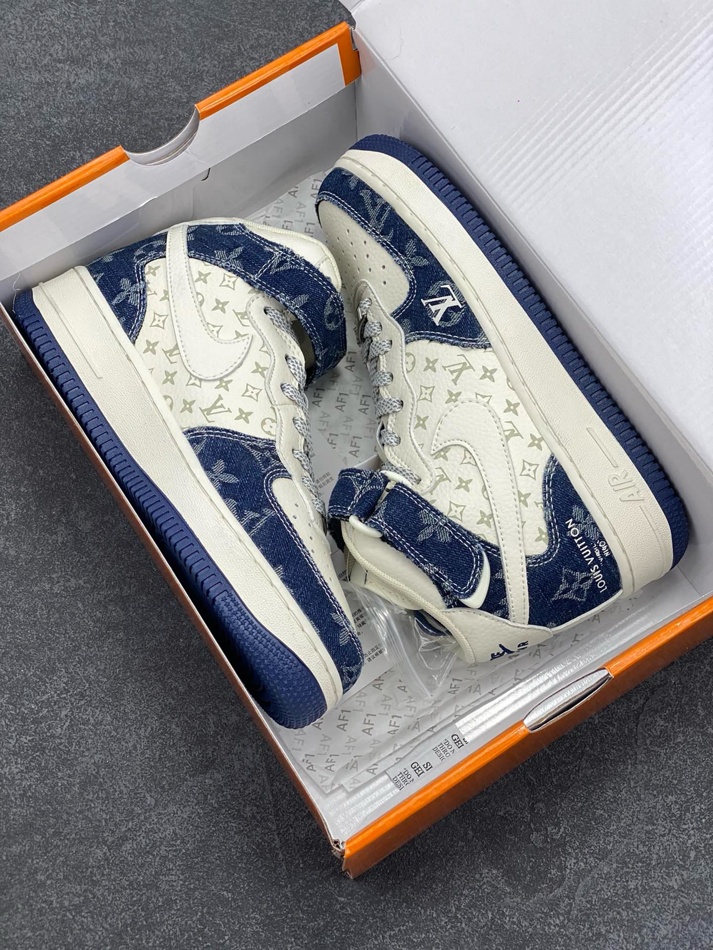图片[9]-福利特价 NIke Air Force 1 \’07 Low “LV联名–荧光蓝牛仔印花”空军一号 中帮 运动鞋 休闲鞋 折边针车 工艺难度大 原楦头原纸板 原装鞋盒 定制五金配件 内置全掌气垫 原厂鞋底 货号：DQ7688-200 尺码：36 36.5 37.5 38 38.5 39 40 40.5 41 42 42.5 43 44 44.5 45-选品中心
