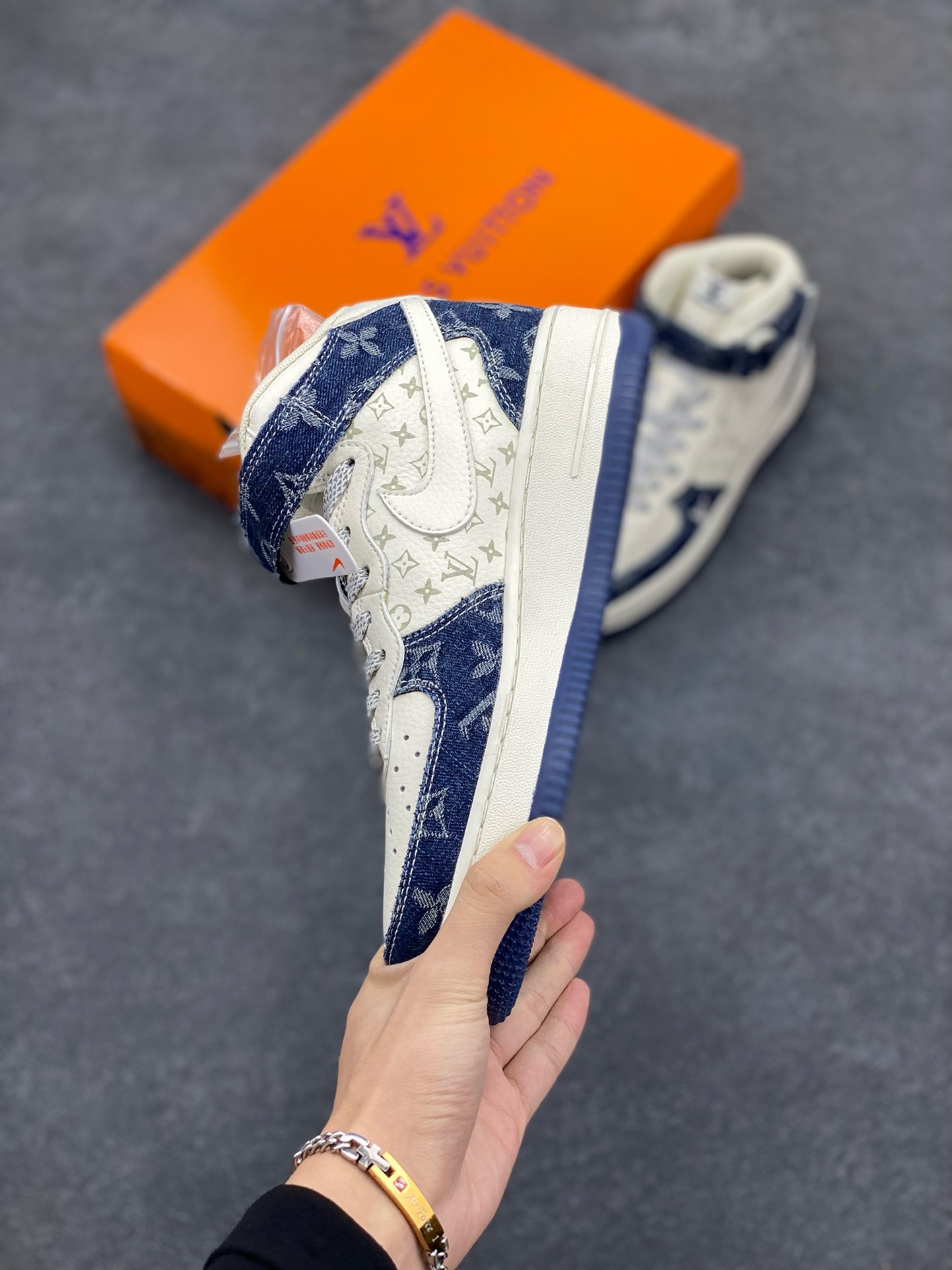 图片[3]-福利特价 NIke Air Force 1 \’07 Low “LV联名–荧光蓝牛仔印花”空军一号 中帮 运动鞋 休闲鞋 折边针车 工艺难度大 原楦头原纸板 原装鞋盒 定制五金配件 内置全掌气垫 原厂鞋底 货号：DQ7688-200 尺码：36 36.5 37.5 38 38.5 39 40 40.5 41 42 42.5 43 44 44.5 45-选品中心
