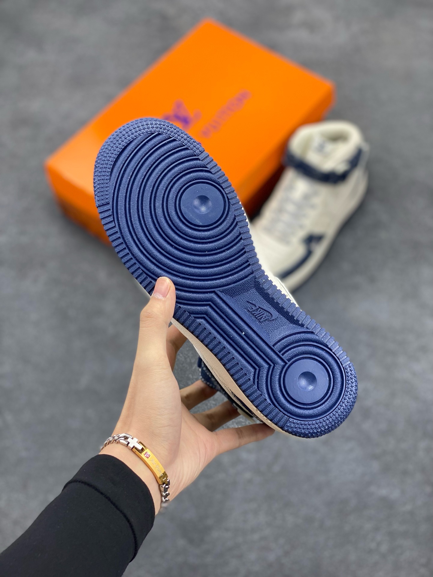 图片[5]-福利特价 NIke Air Force 1 \’07 Low “LV联名–荧光蓝牛仔印花”空军一号 中帮 运动鞋 休闲鞋 折边针车 工艺难度大 原楦头原纸板 原装鞋盒 定制五金配件 内置全掌气垫 原厂鞋底 货号：DQ7688-200 尺码：36 36.5 37.5 38 38.5 39 40 40.5 41 42 42.5 43 44 44.5 45-选品中心