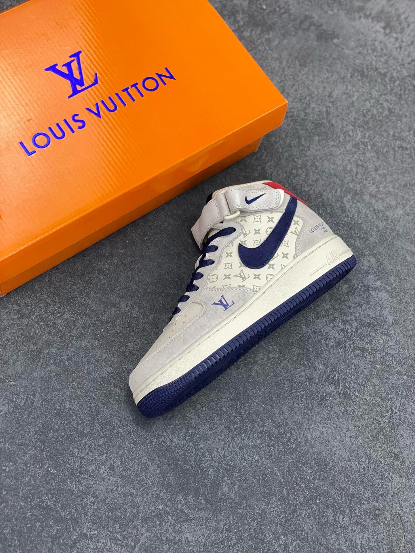 图片[7]-福利特价 NIke Air Force 1 \’07 Low “LV联名–灰蓝猪八印花”空军一号 中帮 运动鞋 休闲鞋 折边针车 工艺难度大 原楦头原纸板 原装鞋盒 定制五金配件 内置全掌气垫 原厂鞋底 货号：DQ7688-100 尺码：36 36.5 37.5 38 38.5 39 40 40.5 41 42 42.5 43 44 44.5 45-选品中心