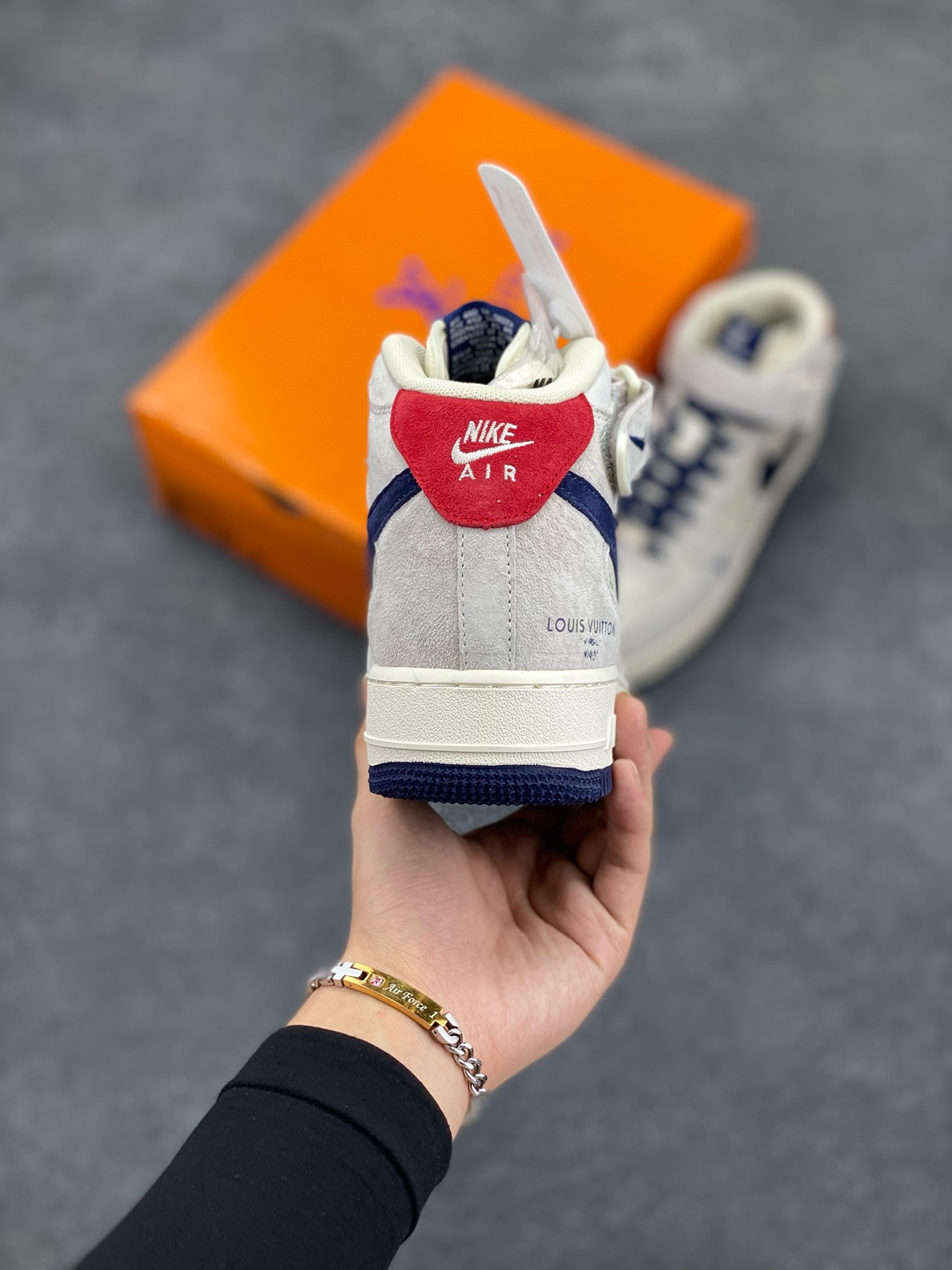 图片[4]-福利特价 NIke Air Force 1 \’07 Low “LV联名–灰蓝猪八印花”空军一号 中帮 运动鞋 休闲鞋 折边针车 工艺难度大 原楦头原纸板 原装鞋盒 定制五金配件 内置全掌气垫 原厂鞋底 货号：DQ7688-100 尺码：36 36.5 37.5 38 38.5 39 40 40.5 41 42 42.5 43 44 44.5 45-选品中心