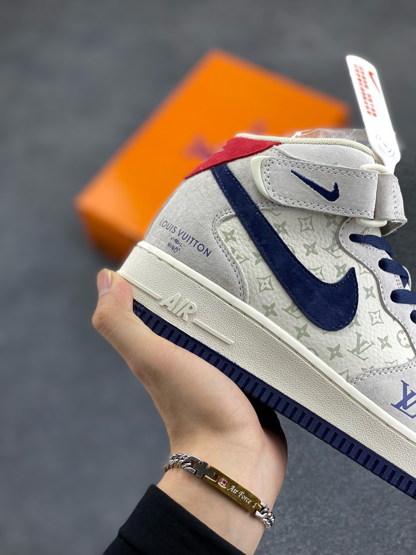 图片[6]-福利特价 NIke Air Force 1 \’07 Low “LV联名–灰蓝猪八印花”空军一号 中帮 运动鞋 休闲鞋 折边针车 工艺难度大 原楦头原纸板 原装鞋盒 定制五金配件 内置全掌气垫 原厂鞋底 货号：DQ7688-100 尺码：36 36.5 37.5 38 38.5 39 40 40.5 41 42 42.5 43 44 44.5 45-选品中心