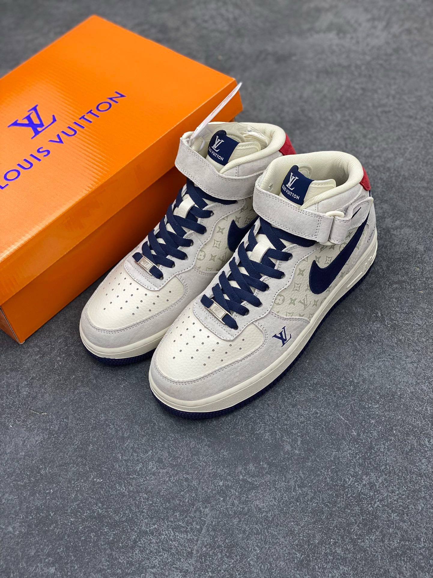 图片[8]-福利特价 NIke Air Force 1 \’07 Low “LV联名–灰蓝猪八印花”空军一号 中帮 运动鞋 休闲鞋 折边针车 工艺难度大 原楦头原纸板 原装鞋盒 定制五金配件 内置全掌气垫 原厂鞋底 货号：DQ7688-100 尺码：36 36.5 37.5 38 38.5 39 40 40.5 41 42 42.5 43 44 44.5 45-选品中心