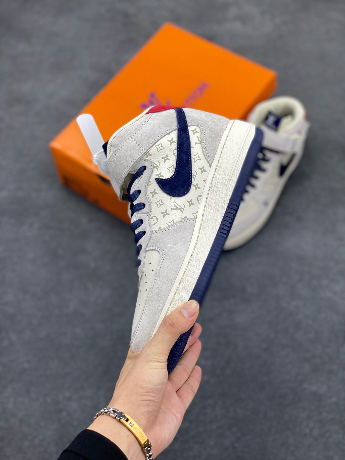 图片[3]-福利特价 NIke Air Force 1 \’07 Low “LV联名–灰蓝猪八印花”空军一号 中帮 运动鞋 休闲鞋 折边针车 工艺难度大 原楦头原纸板 原装鞋盒 定制五金配件 内置全掌气垫 原厂鞋底 货号：DQ7688-100 尺码：36 36.5 37.5 38 38.5 39 40 40.5 41 42 42.5 43 44 44.5 45-选品中心