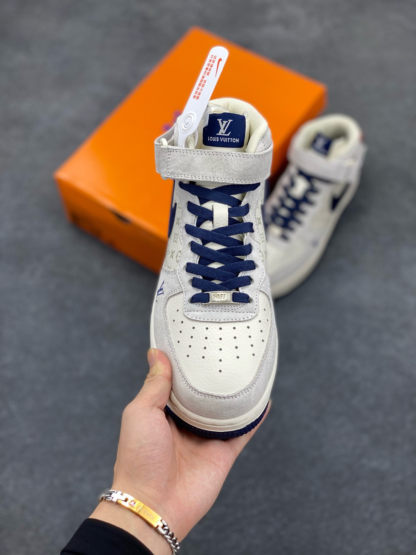 图片[2]-福利特价 NIke Air Force 1 \’07 Low “LV联名–灰蓝猪八印花”空军一号 中帮 运动鞋 休闲鞋 折边针车 工艺难度大 原楦头原纸板 原装鞋盒 定制五金配件 内置全掌气垫 原厂鞋底 货号：DQ7688-100 尺码：36 36.5 37.5 38 38.5 39 40 40.5 41 42 42.5 43 44 44.5 45-选品中心