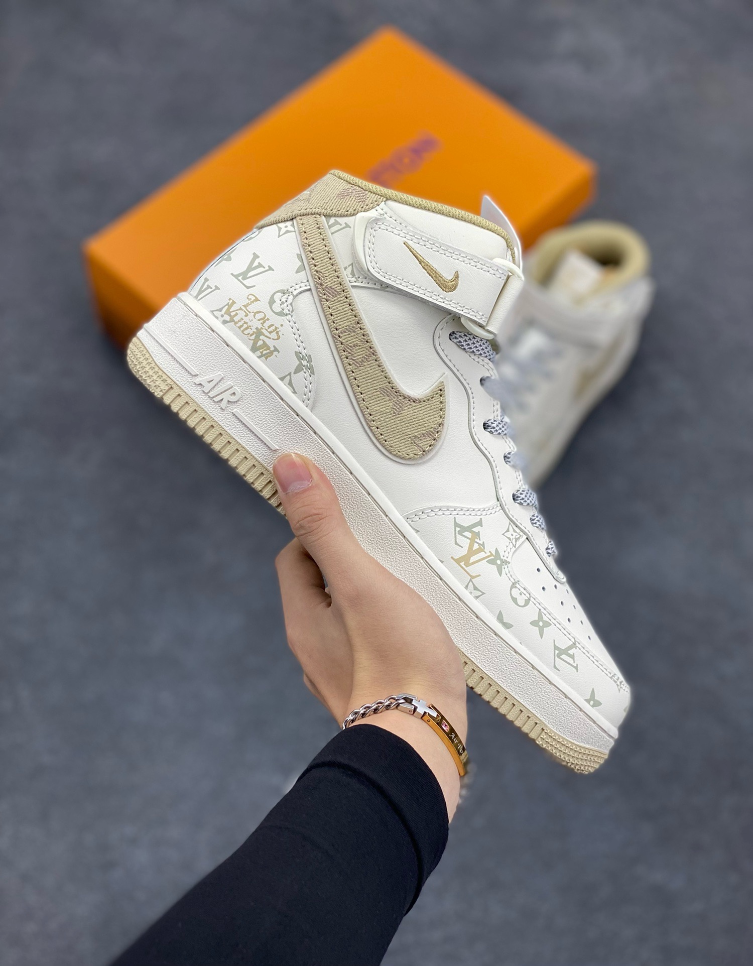 福利特价 NIke Air Force 1 \'07 Low “LV联名--浅黄牛仔暗夜精灵”空军一号 中帮 运动鞋 休闲鞋 折边针车 工艺难度大 原楦头原纸板 原装鞋盒 定制五金配件 内置全掌气垫 原厂鞋底 货号：DV9988-600 尺码：36 36.5 37.5 38 38.5 39 40 40.5 41 42 42.5 43 44 44.5 45-选品中心