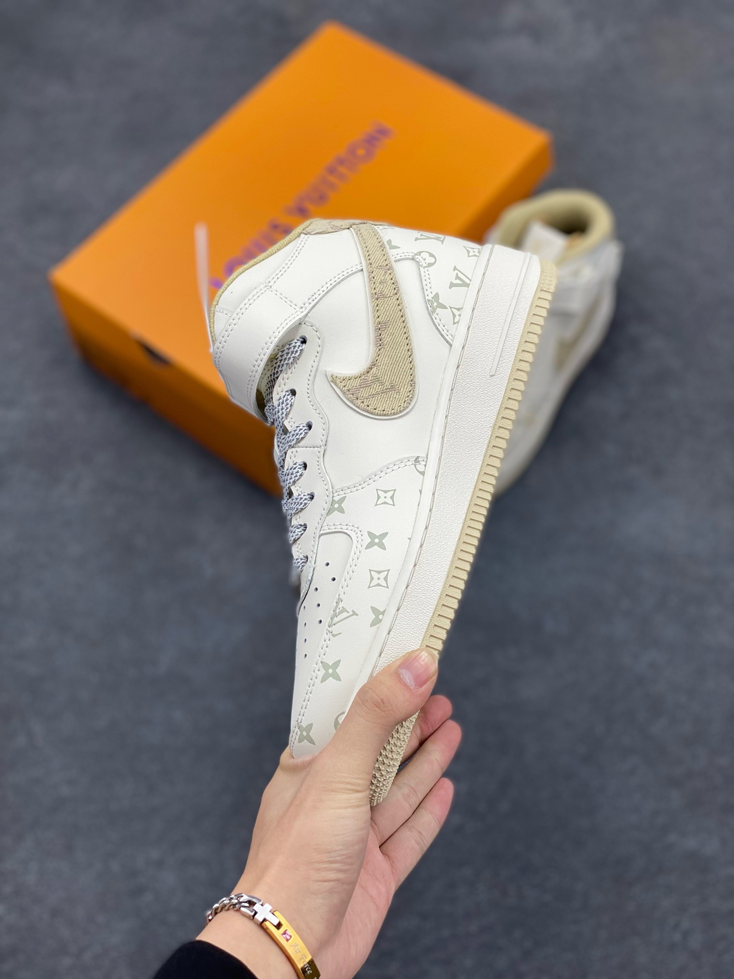 图片[3]-福利特价 NIke Air Force 1 \’07 Low “LV联名–浅黄牛仔暗夜精灵”空军一号 中帮 运动鞋 休闲鞋 折边针车 工艺难度大 原楦头原纸板 原装鞋盒 定制五金配件 内置全掌气垫 原厂鞋底 货号：DV9988-600 尺码：36 36.5 37.5 38 38.5 39 40 40.5 41 42 42.5 43 44 44.5 45-选品中心