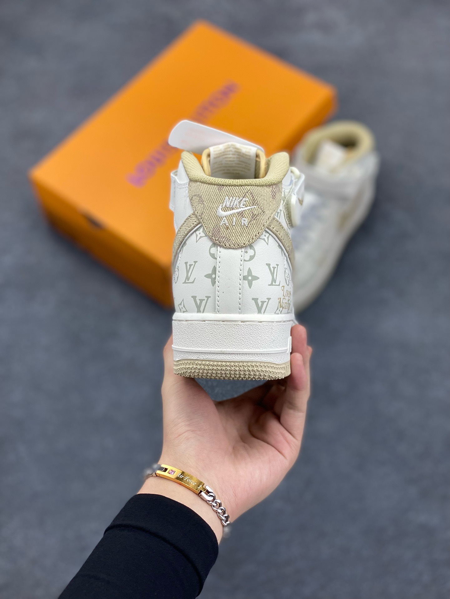 图片[4]-福利特价 NIke Air Force 1 \’07 Low “LV联名–浅黄牛仔暗夜精灵”空军一号 中帮 运动鞋 休闲鞋 折边针车 工艺难度大 原楦头原纸板 原装鞋盒 定制五金配件 内置全掌气垫 原厂鞋底 货号：DV9988-600 尺码：36 36.5 37.5 38 38.5 39 40 40.5 41 42 42.5 43 44 44.5 45-选品中心