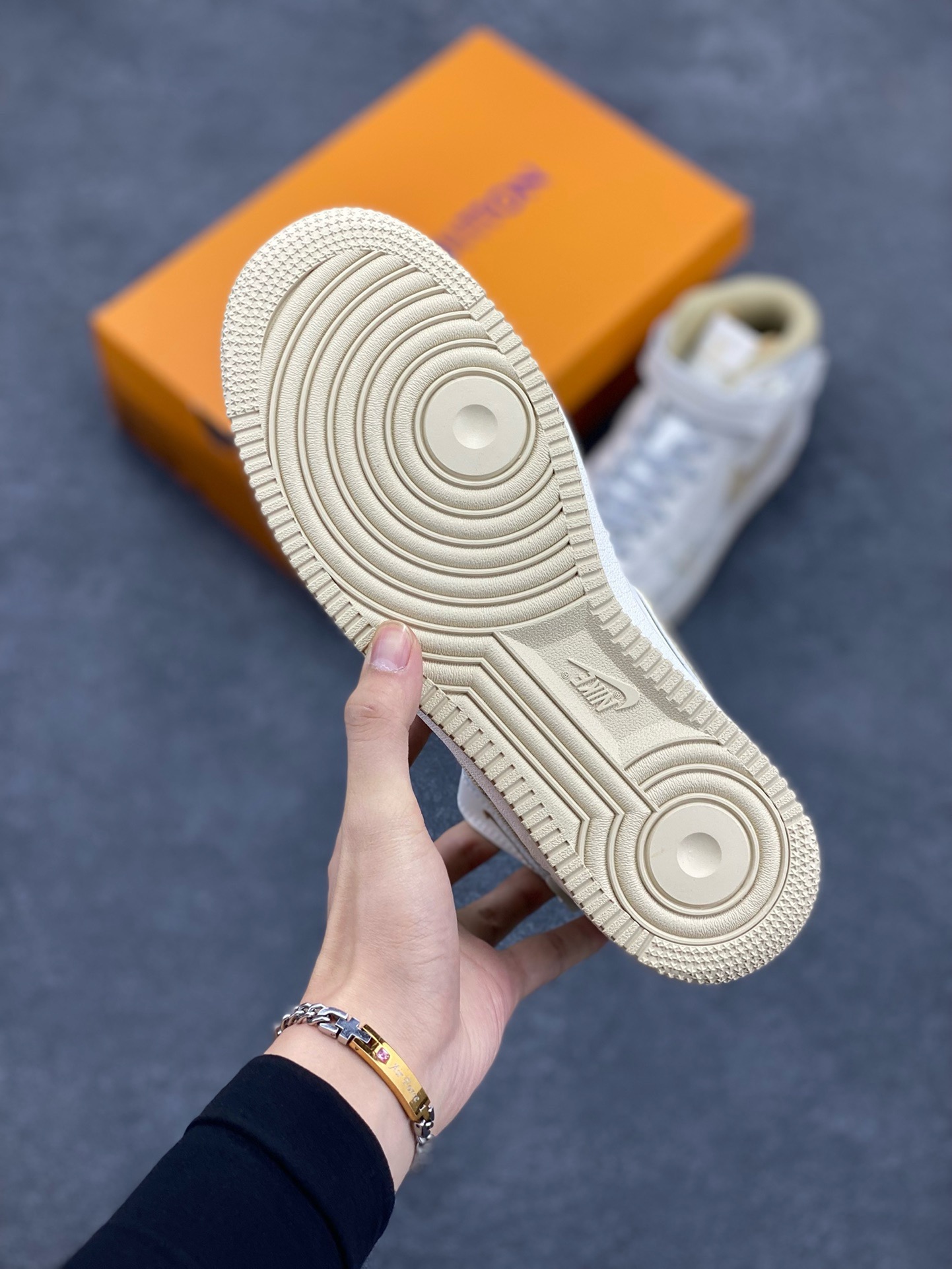 图片[5]-福利特价 NIke Air Force 1 \’07 Low “LV联名–浅黄牛仔暗夜精灵”空军一号 中帮 运动鞋 休闲鞋 折边针车 工艺难度大 原楦头原纸板 原装鞋盒 定制五金配件 内置全掌气垫 原厂鞋底 货号：DV9988-600 尺码：36 36.5 37.5 38 38.5 39 40 40.5 41 42 42.5 43 44 44.5 45-选品中心