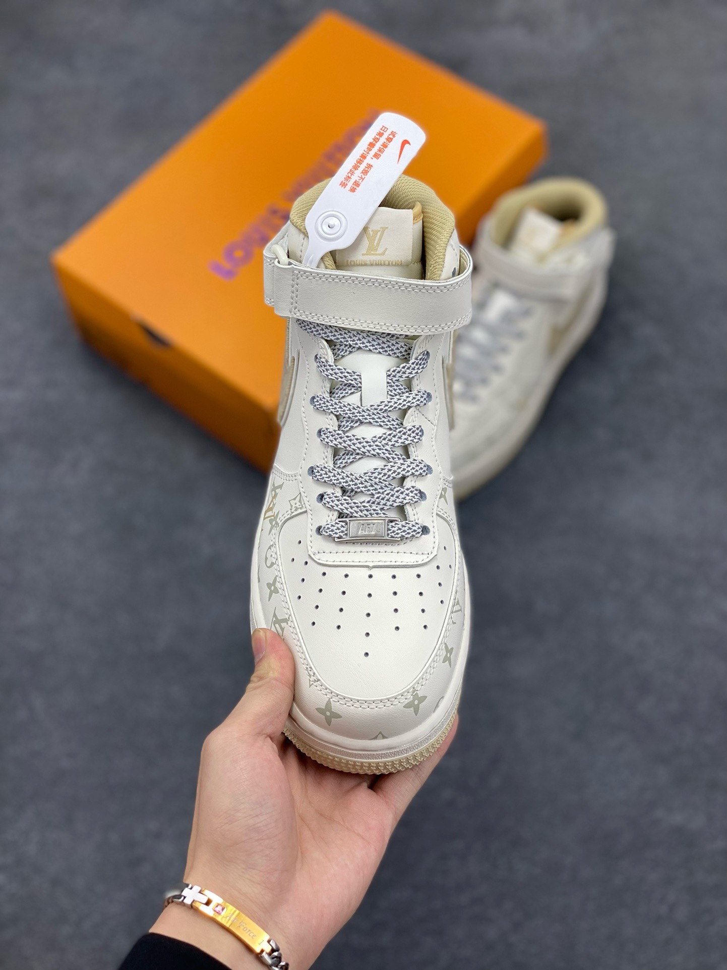 图片[2]-福利特价 NIke Air Force 1 \’07 Low “LV联名–浅黄牛仔暗夜精灵”空军一号 中帮 运动鞋 休闲鞋 折边针车 工艺难度大 原楦头原纸板 原装鞋盒 定制五金配件 内置全掌气垫 原厂鞋底 货号：DV9988-600 尺码：36 36.5 37.5 38 38.5 39 40 40.5 41 42 42.5 43 44 44.5 45-选品中心