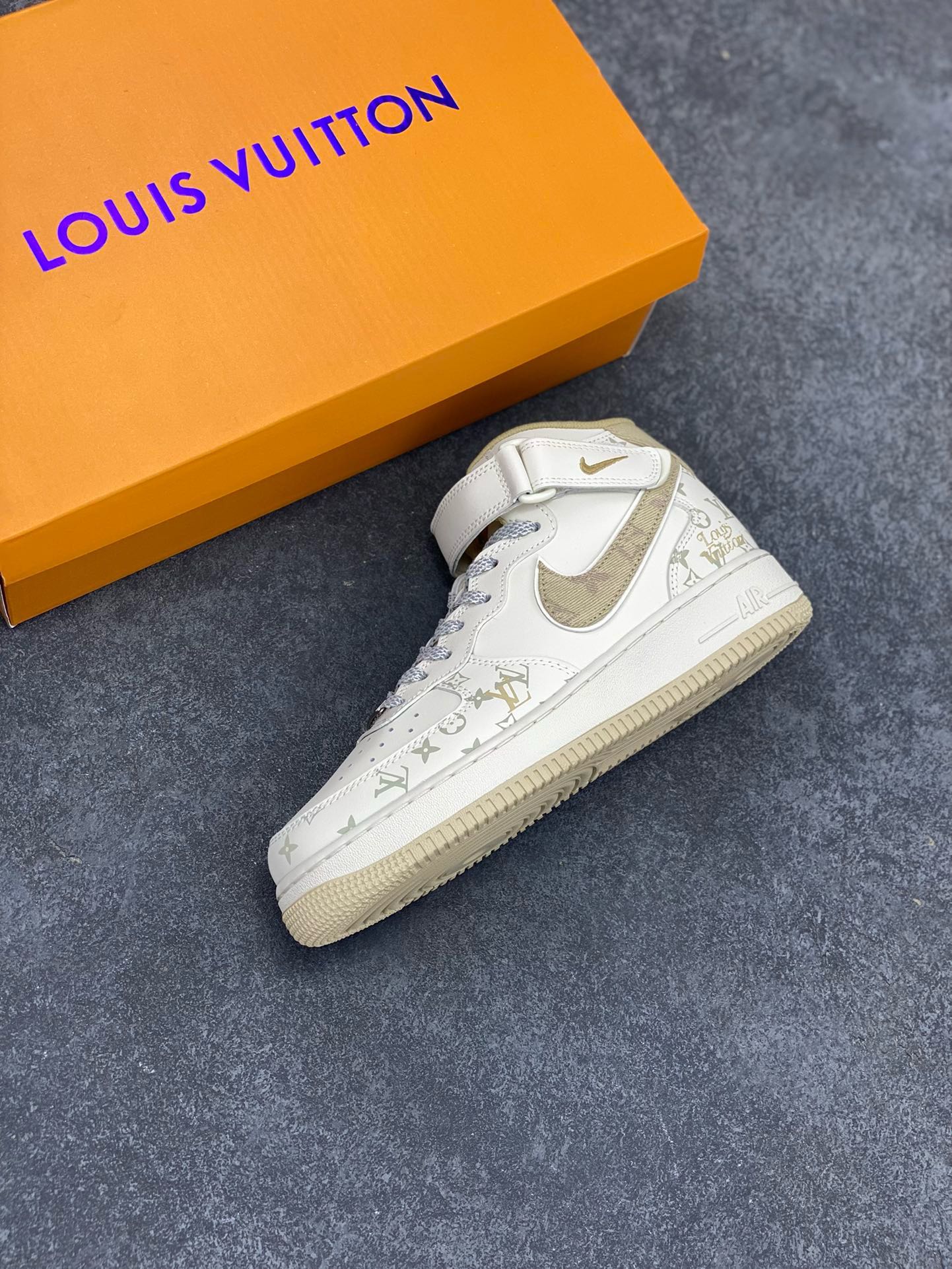 图片[7]-福利特价 NIke Air Force 1 \’07 Low “LV联名–浅黄牛仔暗夜精灵”空军一号 中帮 运动鞋 休闲鞋 折边针车 工艺难度大 原楦头原纸板 原装鞋盒 定制五金配件 内置全掌气垫 原厂鞋底 货号：DV9988-600 尺码：36 36.5 37.5 38 38.5 39 40 40.5 41 42 42.5 43 44 44.5 45-选品中心