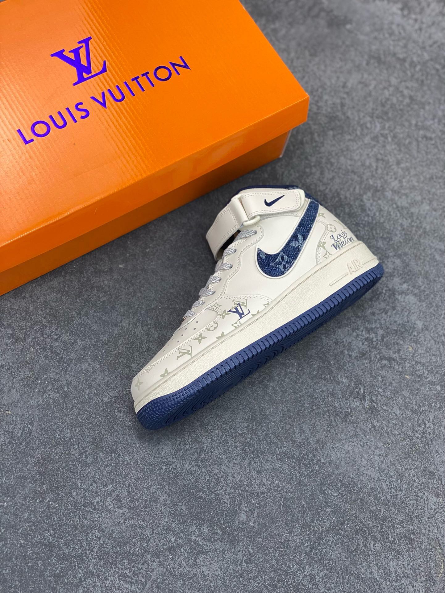 图片[7]-福利特价 NIke Air Force 1 \’07 Low “LV联名–蓝牛仔暗夜精灵”空军一号 中帮 运动鞋 休闲鞋 折边针车 工艺难度大 原楦头原纸板 原装鞋盒 定制五金配件 内置全掌气垫 原厂鞋底 货号：DV9988-400 尺码：36 36.5 37.5 38 38.5 39 40 40.5 41 42 42.5 43 44 44.5 45-选品中心