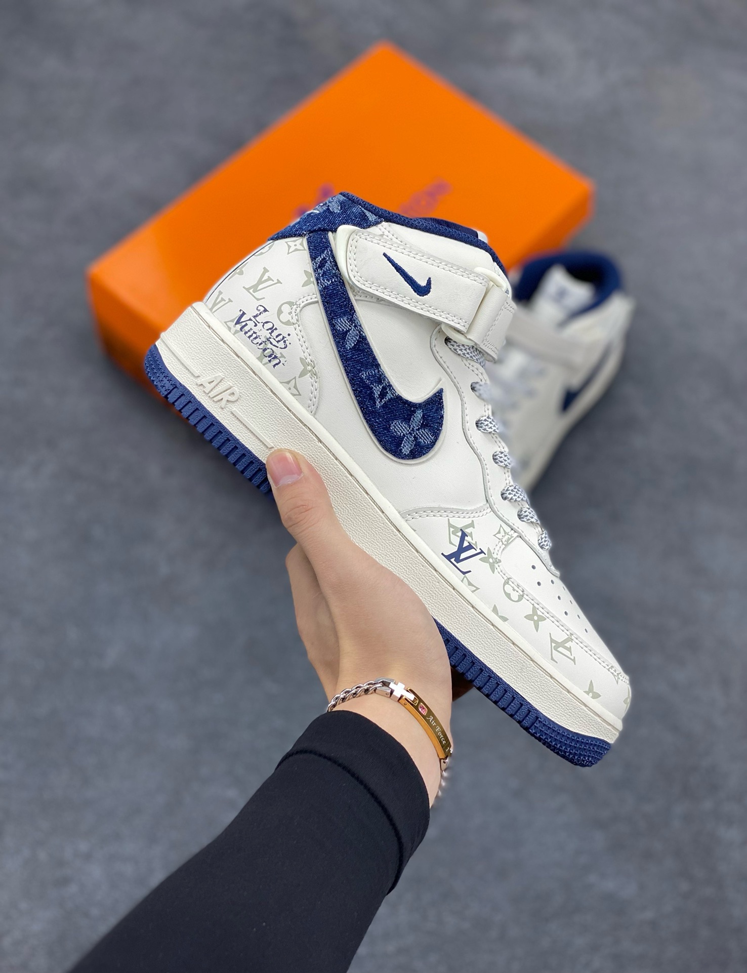 福利特价 NIke Air Force 1 \’07 Low “LV联名–蓝牛仔暗夜精灵”空军一号 中帮 运动鞋 休闲鞋 折边针车 工艺难度大 原楦头原纸板 原装鞋盒 定制五金配件 内置全掌气垫 原厂鞋底 货号：DV9988-400 尺码：36 36.5 37.5 38 38.5 39 40 40.5 41 42 42.5 43 44 44.5 45-选品中心