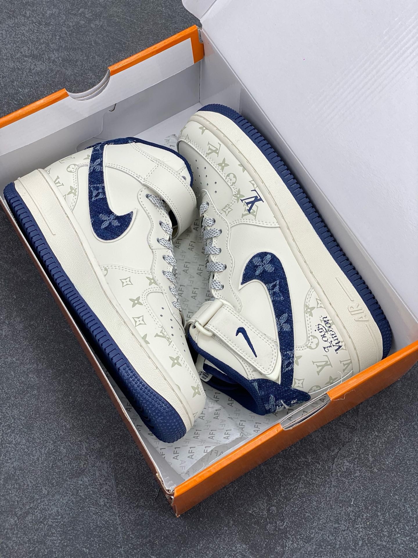 图片[9]-福利特价 NIke Air Force 1 \’07 Low “LV联名–蓝牛仔暗夜精灵”空军一号 中帮 运动鞋 休闲鞋 折边针车 工艺难度大 原楦头原纸板 原装鞋盒 定制五金配件 内置全掌气垫 原厂鞋底 货号：DV9988-400 尺码：36 36.5 37.5 38 38.5 39 40 40.5 41 42 42.5 43 44 44.5 45-选品中心