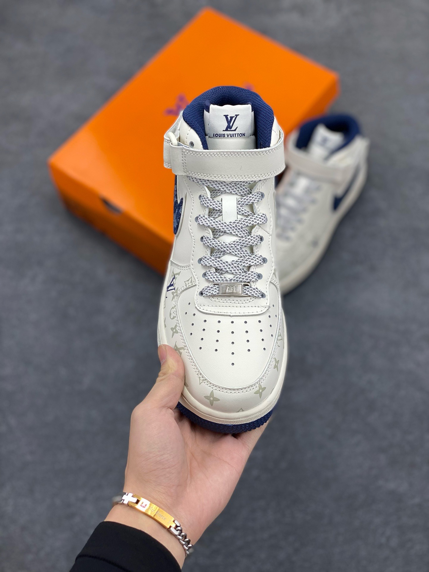 图片[2]-福利特价 NIke Air Force 1 \’07 Low “LV联名–蓝牛仔暗夜精灵”空军一号 中帮 运动鞋 休闲鞋 折边针车 工艺难度大 原楦头原纸板 原装鞋盒 定制五金配件 内置全掌气垫 原厂鞋底 货号：DV9988-400 尺码：36 36.5 37.5 38 38.5 39 40 40.5 41 42 42.5 43 44 44.5 45-选品中心