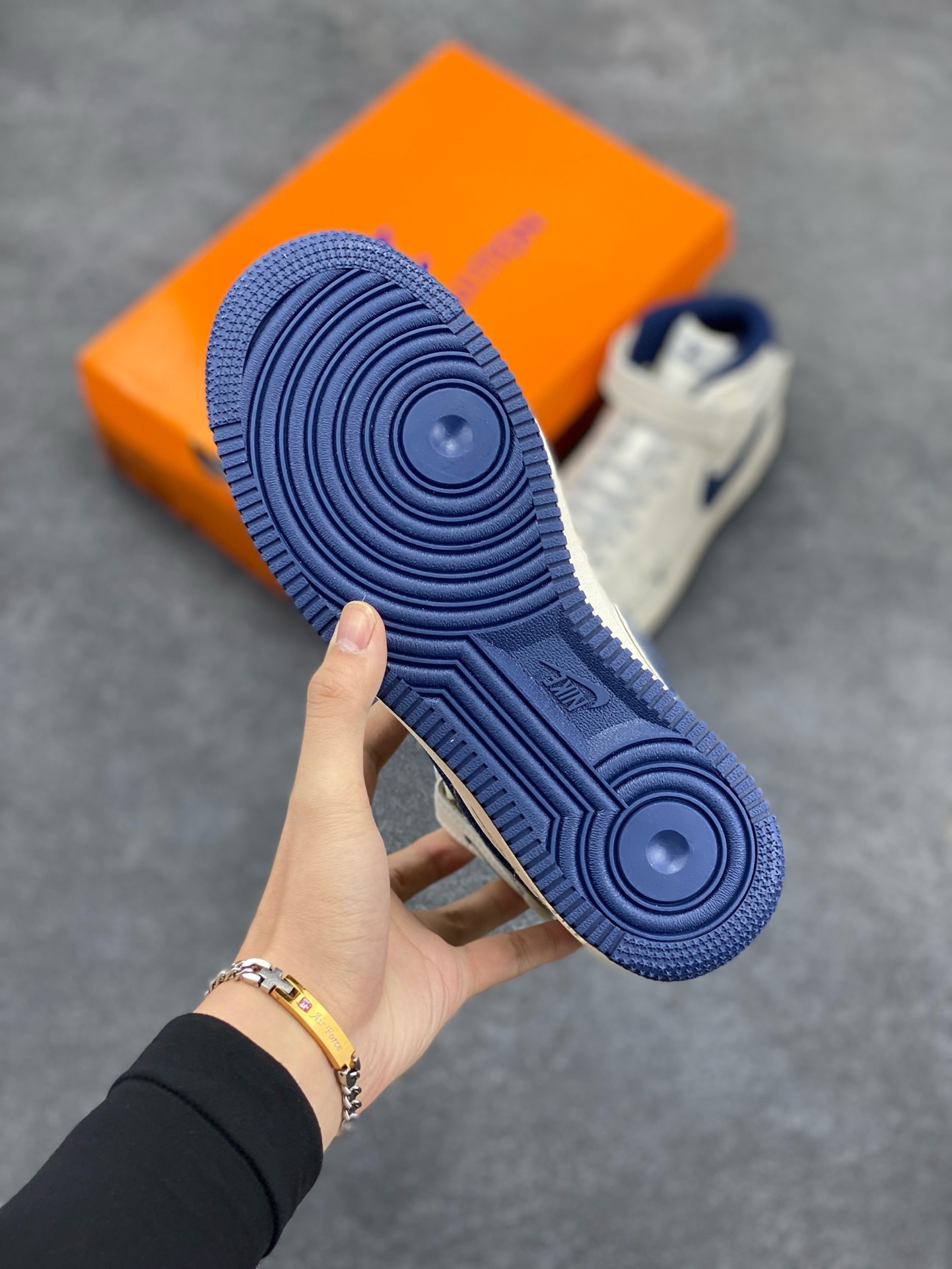 图片[5]-福利特价 NIke Air Force 1 \’07 Low “LV联名–蓝牛仔暗夜精灵”空军一号 中帮 运动鞋 休闲鞋 折边针车 工艺难度大 原楦头原纸板 原装鞋盒 定制五金配件 内置全掌气垫 原厂鞋底 货号：DV9988-400 尺码：36 36.5 37.5 38 38.5 39 40 40.5 41 42 42.5 43 44 44.5 45-选品中心