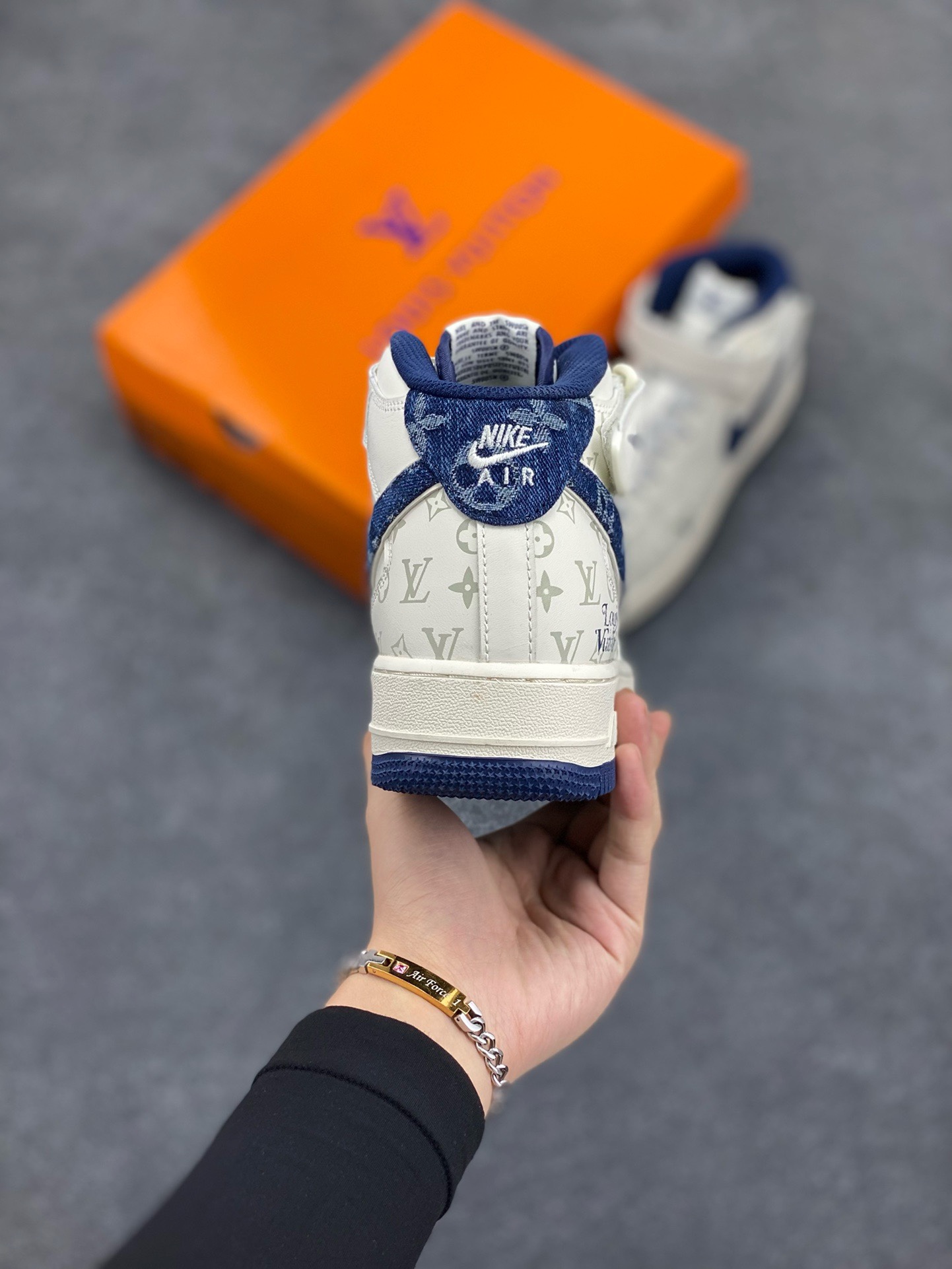 图片[4]-福利特价 NIke Air Force 1 \’07 Low “LV联名–蓝牛仔暗夜精灵”空军一号 中帮 运动鞋 休闲鞋 折边针车 工艺难度大 原楦头原纸板 原装鞋盒 定制五金配件 内置全掌气垫 原厂鞋底 货号：DV9988-400 尺码：36 36.5 37.5 38 38.5 39 40 40.5 41 42 42.5 43 44 44.5 45-选品中心