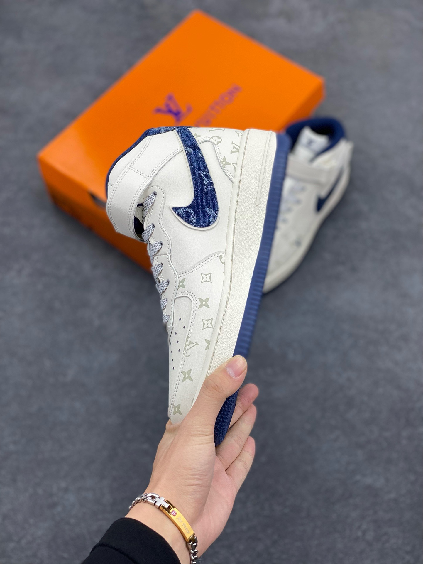 图片[3]-福利特价 NIke Air Force 1 \’07 Low “LV联名–蓝牛仔暗夜精灵”空军一号 中帮 运动鞋 休闲鞋 折边针车 工艺难度大 原楦头原纸板 原装鞋盒 定制五金配件 内置全掌气垫 原厂鞋底 货号：DV9988-400 尺码：36 36.5 37.5 38 38.5 39 40 40.5 41 42 42.5 43 44 44.5 45-选品中心