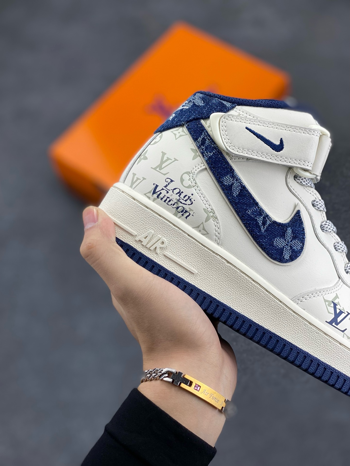 图片[6]-福利特价 NIke Air Force 1 \’07 Low “LV联名–蓝牛仔暗夜精灵”空军一号 中帮 运动鞋 休闲鞋 折边针车 工艺难度大 原楦头原纸板 原装鞋盒 定制五金配件 内置全掌气垫 原厂鞋底 货号：DV9988-400 尺码：36 36.5 37.5 38 38.5 39 40 40.5 41 42 42.5 43 44 44.5 45-选品中心