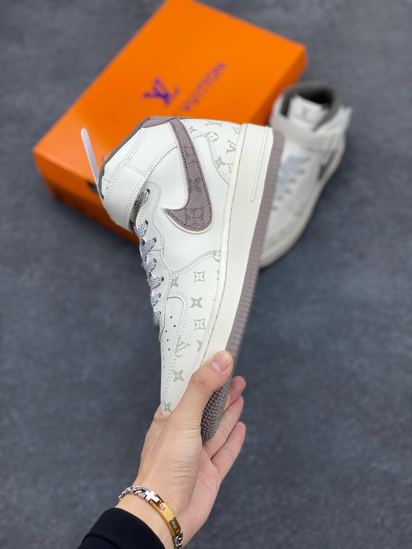 图片[3]-福利特价 NIke Air Force 1 \’07 Low “LV联名–灰牛仔暗夜精灵”空军一号 中帮 运动鞋 休闲鞋 折边针车 工艺难度大 原楦头原纸板 原装鞋盒 定制五金配件 内置全掌气垫 原厂鞋底 货号：DV9988-300 尺码：36 36.5 37.5 38 38.5 39 40 40.5 41 42 42.5 43 44 44.5 45-选品中心