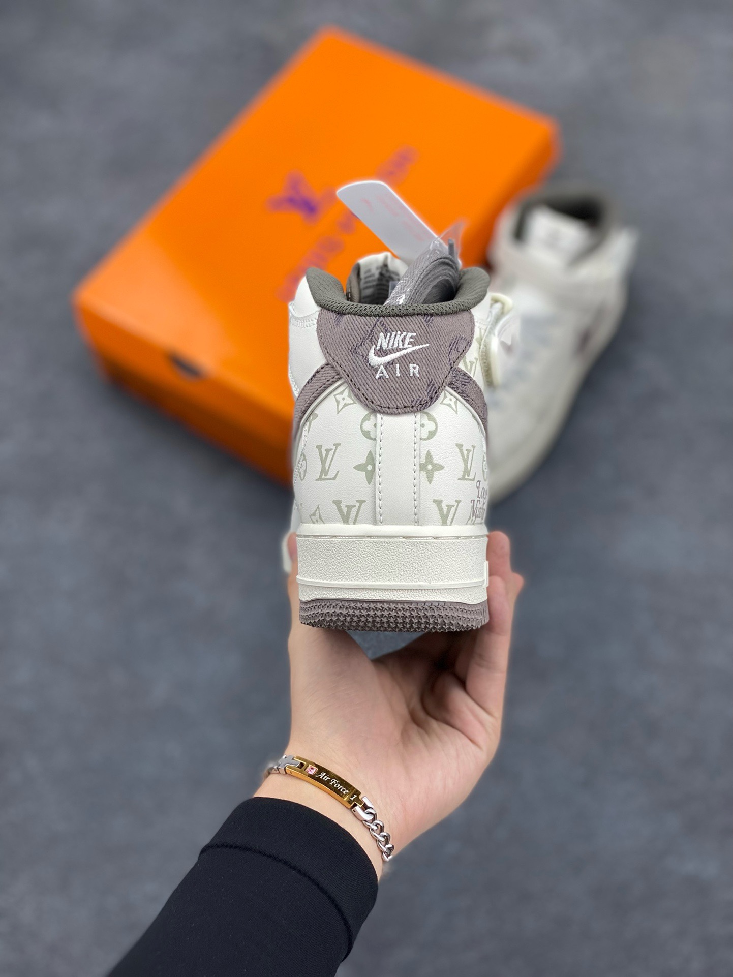 图片[4]-福利特价 NIke Air Force 1 \’07 Low “LV联名–灰牛仔暗夜精灵”空军一号 中帮 运动鞋 休闲鞋 折边针车 工艺难度大 原楦头原纸板 原装鞋盒 定制五金配件 内置全掌气垫 原厂鞋底 货号：DV9988-300 尺码：36 36.5 37.5 38 38.5 39 40 40.5 41 42 42.5 43 44 44.5 45-选品中心