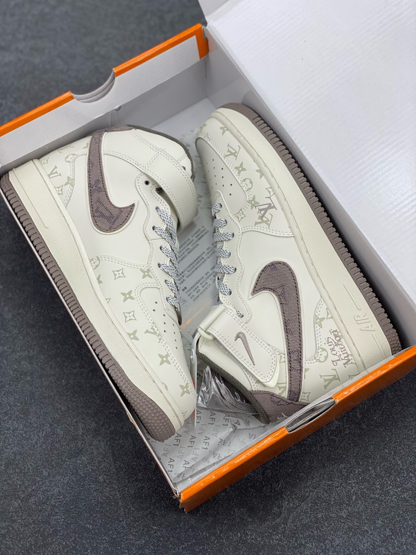 图片[9]-福利特价 NIke Air Force 1 \’07 Low “LV联名–灰牛仔暗夜精灵”空军一号 中帮 运动鞋 休闲鞋 折边针车 工艺难度大 原楦头原纸板 原装鞋盒 定制五金配件 内置全掌气垫 原厂鞋底 货号：DV9988-300 尺码：36 36.5 37.5 38 38.5 39 40 40.5 41 42 42.5 43 44 44.5 45-选品中心