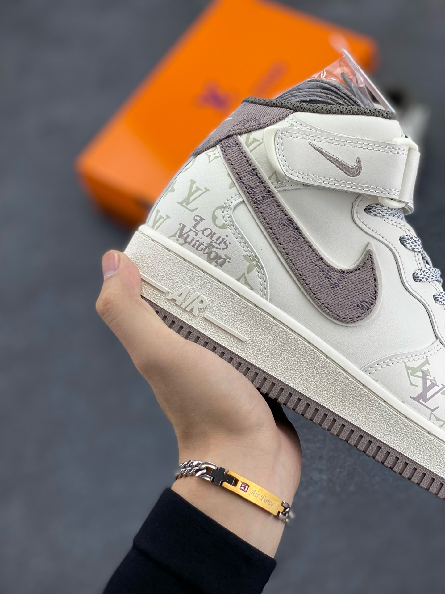 图片[6]-福利特价 NIke Air Force 1 \’07 Low “LV联名–灰牛仔暗夜精灵”空军一号 中帮 运动鞋 休闲鞋 折边针车 工艺难度大 原楦头原纸板 原装鞋盒 定制五金配件 内置全掌气垫 原厂鞋底 货号：DV9988-300 尺码：36 36.5 37.5 38 38.5 39 40 40.5 41 42 42.5 43 44 44.5 45-选品中心