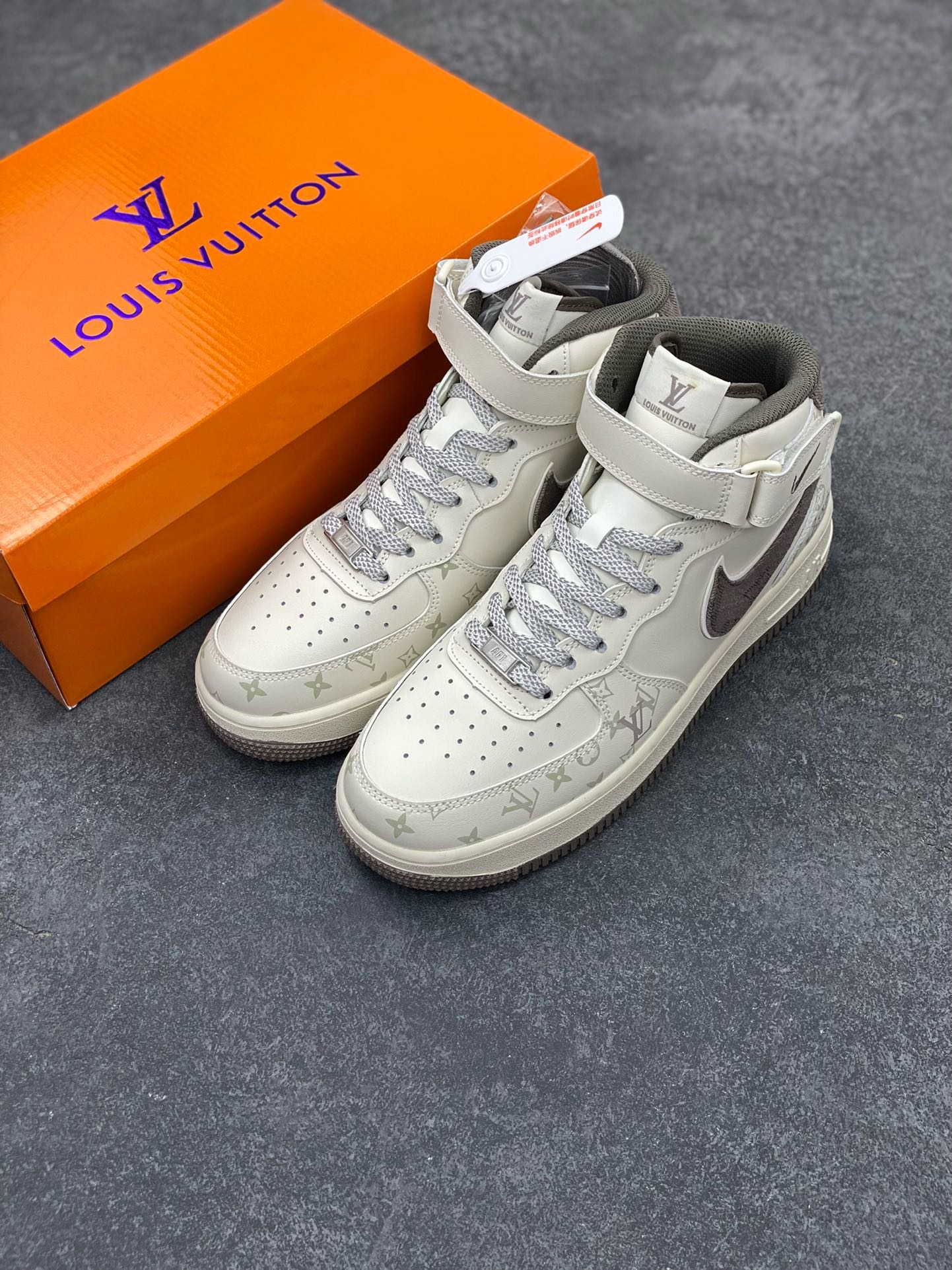 图片[8]-福利特价 NIke Air Force 1 \’07 Low “LV联名–灰牛仔暗夜精灵”空军一号 中帮 运动鞋 休闲鞋 折边针车 工艺难度大 原楦头原纸板 原装鞋盒 定制五金配件 内置全掌气垫 原厂鞋底 货号：DV9988-300 尺码：36 36.5 37.5 38 38.5 39 40 40.5 41 42 42.5 43 44 44.5 45-选品中心